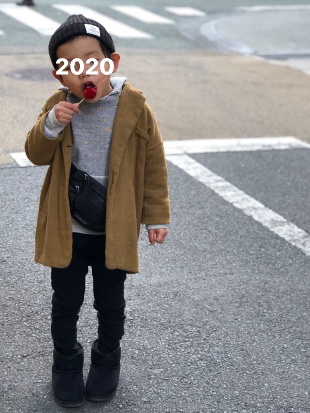 「あけましておめでとうございます！、今年もよろしくお願いします、お正月、2020、初詣コーデ、新年一発目、コート×パーカー、ムートンブーツ、スキニーパンツ」｜「SmoothyのSmoothy Color knit cap / スムージー カラーニットキャップ（ニットキャップ/ビーニー、ブラック系）」を使った、Ryurioさん（キッズ・100cm）の冬コーディネートの1枚目の写真