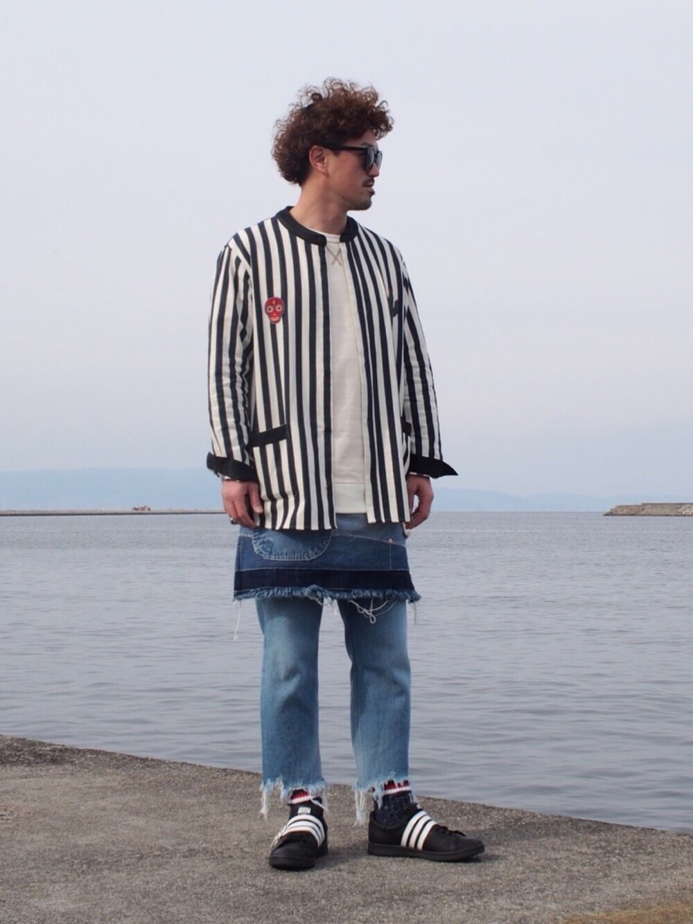 ブルー系のノーカラージャケット、ホワイト系のスウェット、ブルー系のボディバッグ/ウエストポーチを着用したメンズの冬コーディネートの1枚目の写真