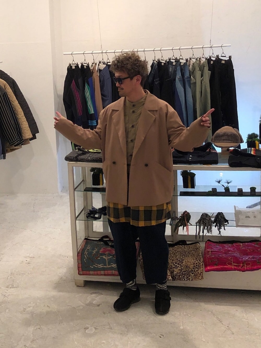 「19-20aw、masterkey 、ビッグシルエット、ユニセックス」｜「masterkeyのmj6373-Space ship ジャケット（テーラードジャケット、ベージュ系）」を使った、イシバシトモヒロさん（メンズ・173cm）の春コーディネートの1枚目の写真