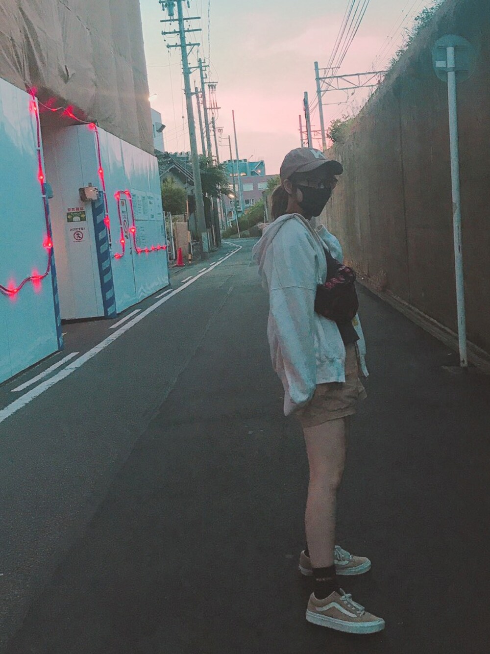 「今日のコーデ、お洒落さんとつながりたい、MILKFED.、ミルクフェド、ストリートファッション、スニーカー好きと繋がりたい、バンズ、ベージュコーデ、ホワイトコーデ」｜「MILKFED.のBAR ZIP HOODIE（パーカー、ホワイト系）」を使った、hikaruさん（レディース・157cm）の春コーディネートの1枚目の写真