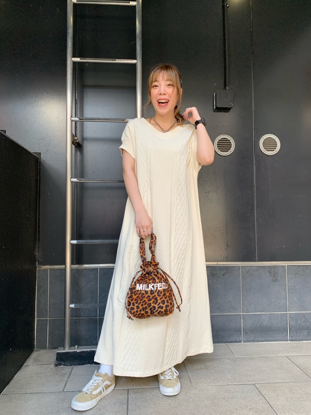 「低身長、ワンピース×スニーカー、ワンピース、夏コーデ、おしゃれさんと繋がりたい、ケーブル編み、ひょう柄、巾着バッグ、レオパード柄」｜「MILKFED.のV-NECK CABLE DRESS（ワンピース、ホワイト系）」を使った、hikaruさん（レディース・157cm）の春コーディネートの1枚目の写真