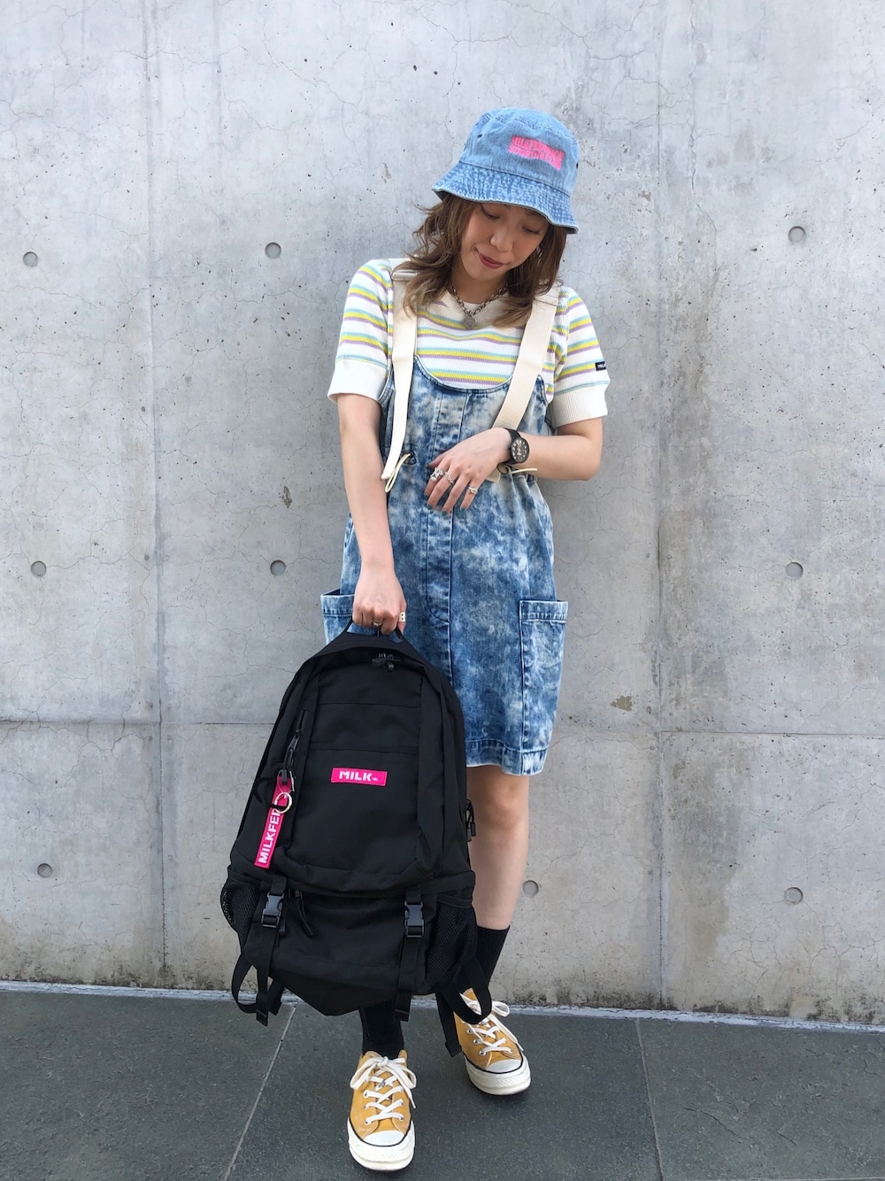 「ミルクフェド、MILKFED.、デニム、バックパック、リュック、ボーダートップス、パステルカラー、converse、コンバース」｜「MILKFED.の【定番】NEO BIG BACKPACK BAR（バックパック/リュック、ピンク系）」を使った、hikaruさん（レディース・157cm）の夏コーディネートの1枚目の写真