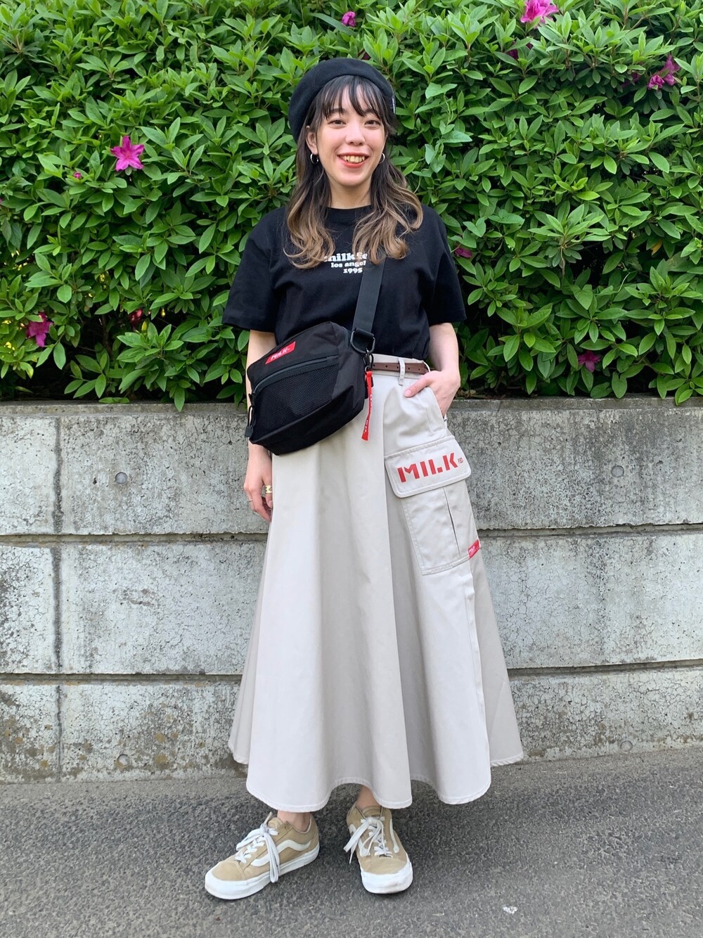 「ミルクフェド、MILKFED.、ショルダーバッグ、TEE、フェススタイル、フェスコーデ、旅行、ロングスカート、157cm、休日スタイル」｜「MILKFED.のHEART COOPER S/S TEE（Tシャツ/カットソー、ブラック系）」を使った、hikaruさん（レディース・157cm）の春コーディネートの1枚目の写真