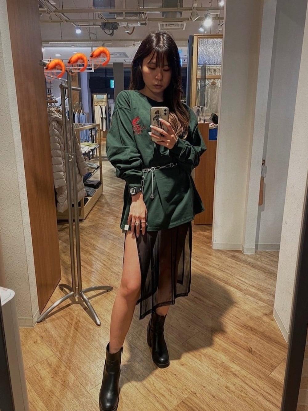「おしゃれさんと繋がりたい、Juemi、プリントT、カラーTシャツ、春コーデ、レイヤードスタイル、チュールワンピ、グリーン、gshock、ootd」｜「JUEMIのアイテム（Tシャツ/カットソー、グリーン系）」を使った、𝐌𝐈𝐒𝐀𝐊𝐈さん（レディース・156cm）の冬コーディネートの1枚目の写真