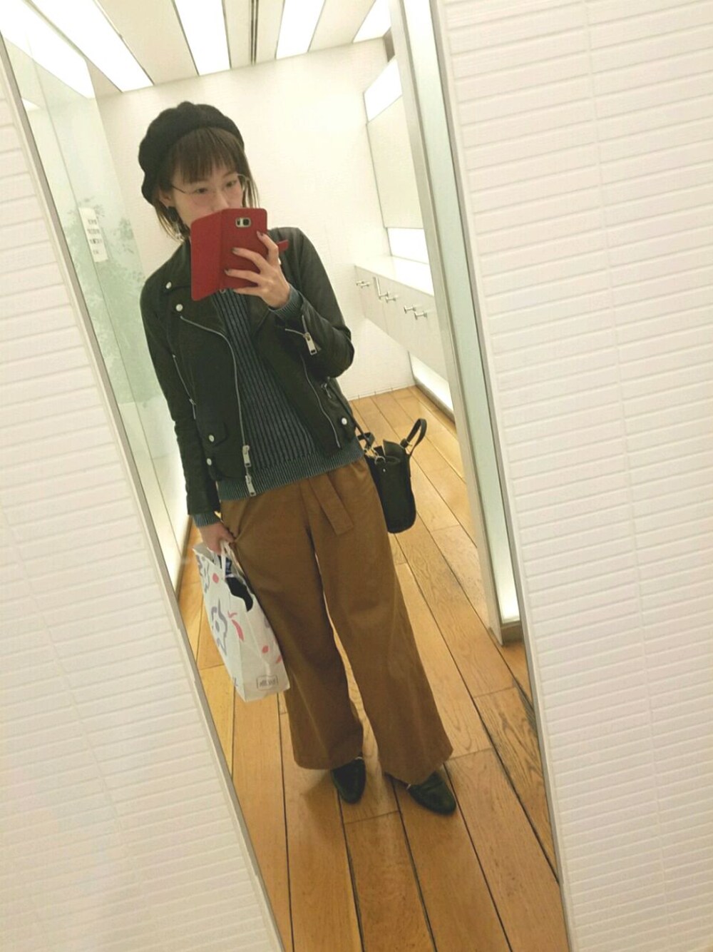 「SALE」｜「URBAN RESEARCHのアイテム（その他パンツ、ブラウン系）」を使った、ぴこさん（レディース・166cm）の冬コーディネートの1枚目の写真