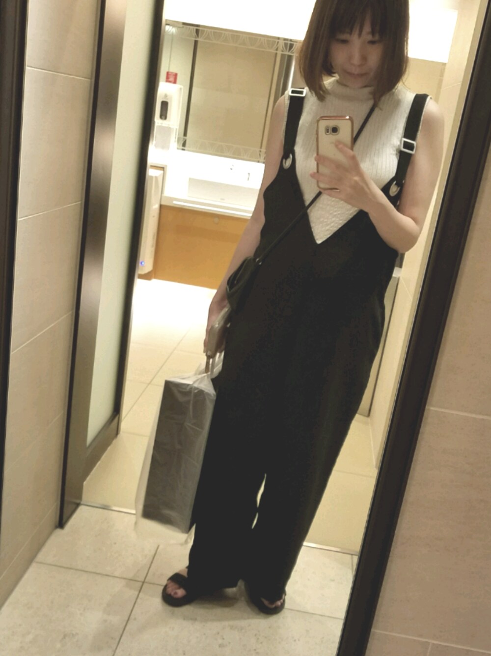 「UR20th_SOP、UR20th_KBF」｜「SENSE OF PLACE by URBAN RESEARCHのリブハイネックTシャツ(ノースリーブ)（Tシャツ/カットソー、ベージュ系）」を使った、ぴこさん（レディース・166cm）の夏コーディネートの1枚目の写真