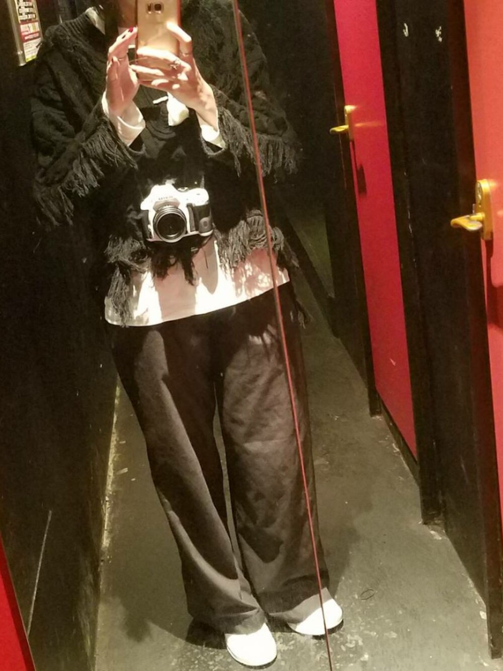 「club、カメラ女子」｜「HELKのアイテム（ニット/セーター、ブラック系）」を使った、ぴこさん（レディース・166cm）の冬コーディネートの1枚目の写真