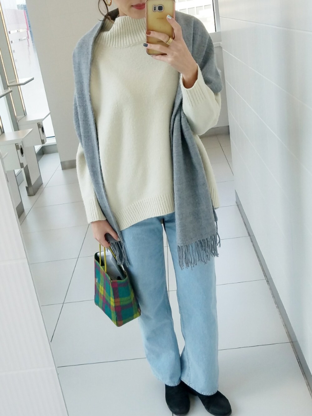 「シンプルコーデ、カジュアルコーデ、パンツスタイル、おしゃれさんと繋がりたい、デニムパンツ」｜「LOWRYS FARMのモチモチハイネックプルオーバー　806846（ニット/セーター、ホワイト系）」を使った、ぴこさん（レディース・166cm）の秋コーディネートの1枚目の写真