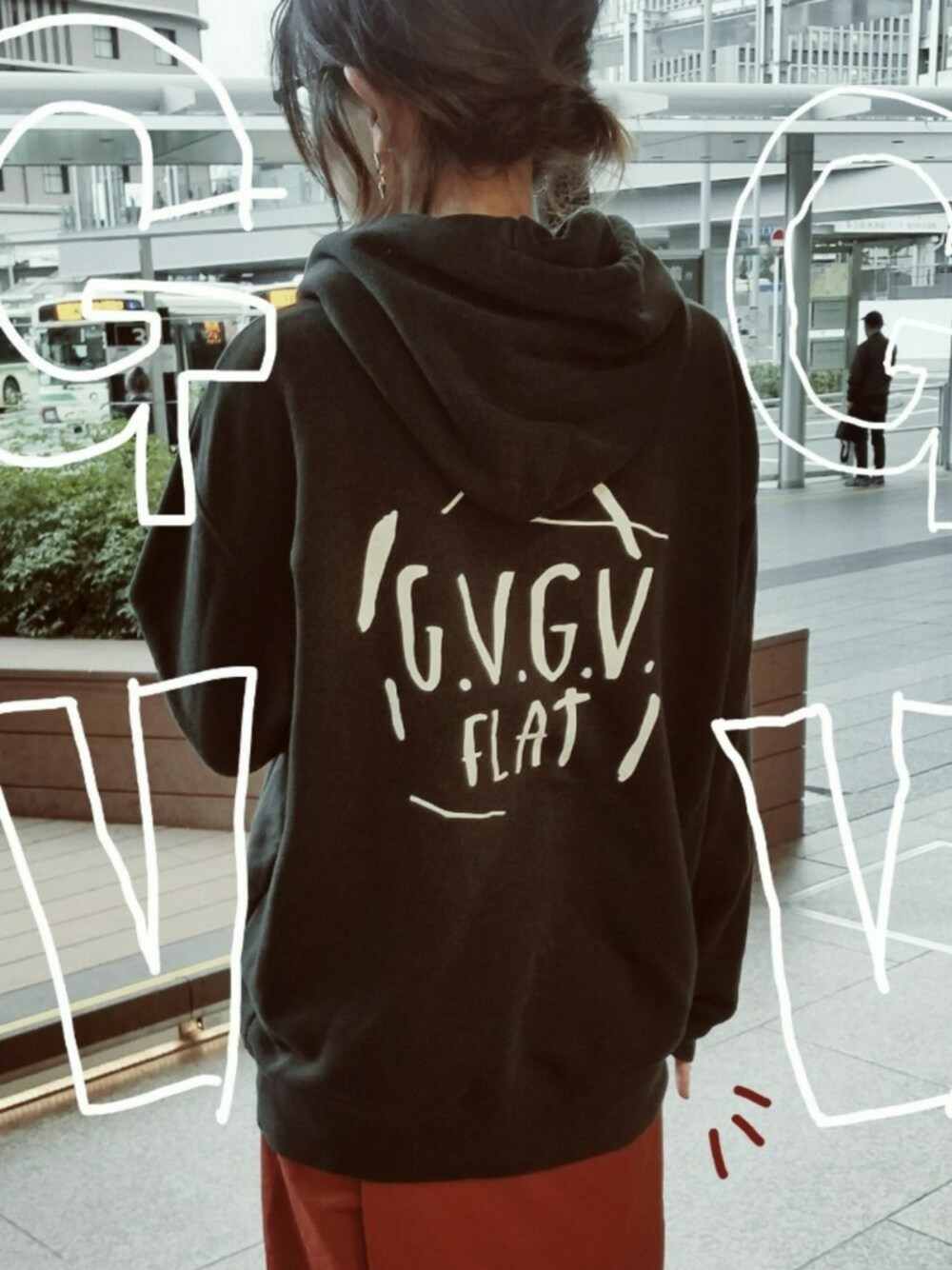 「秋コーデ、ビッグシルエット、黒、メンズライク、ラクチンコーデ、シンプル」｜「G.V.G.V. FLATのPRINTED HOODIE（パーカー、ブラック系）」を使った、ぴこさん（レディース・166cm）の秋コーディネートの1枚目の写真