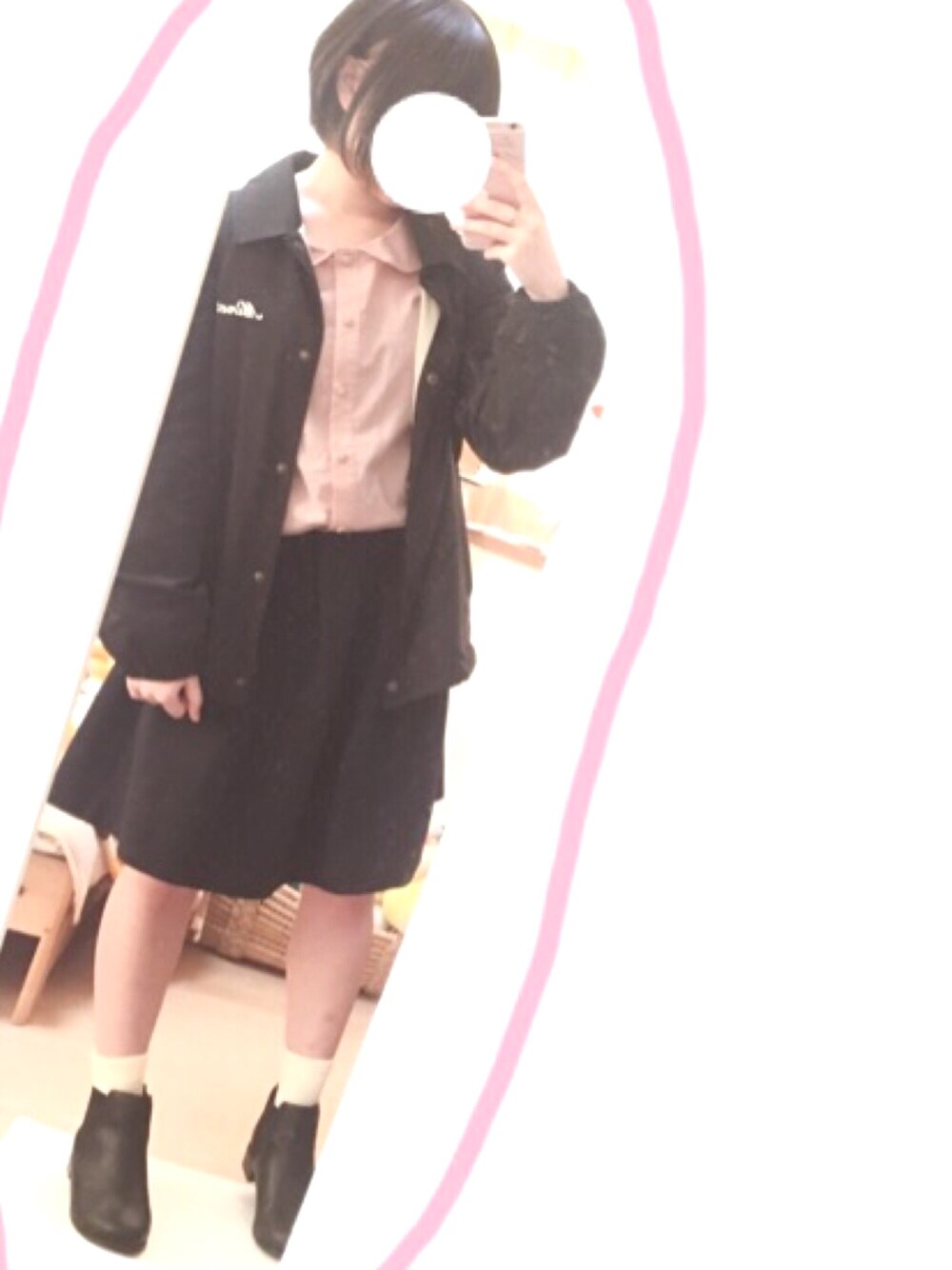 ピンク系のシャツ/ブラウス、ブラック系のジャケット/アウター、ブルー系のスカートを着用したレディースの春コーディネートの1枚目の写真