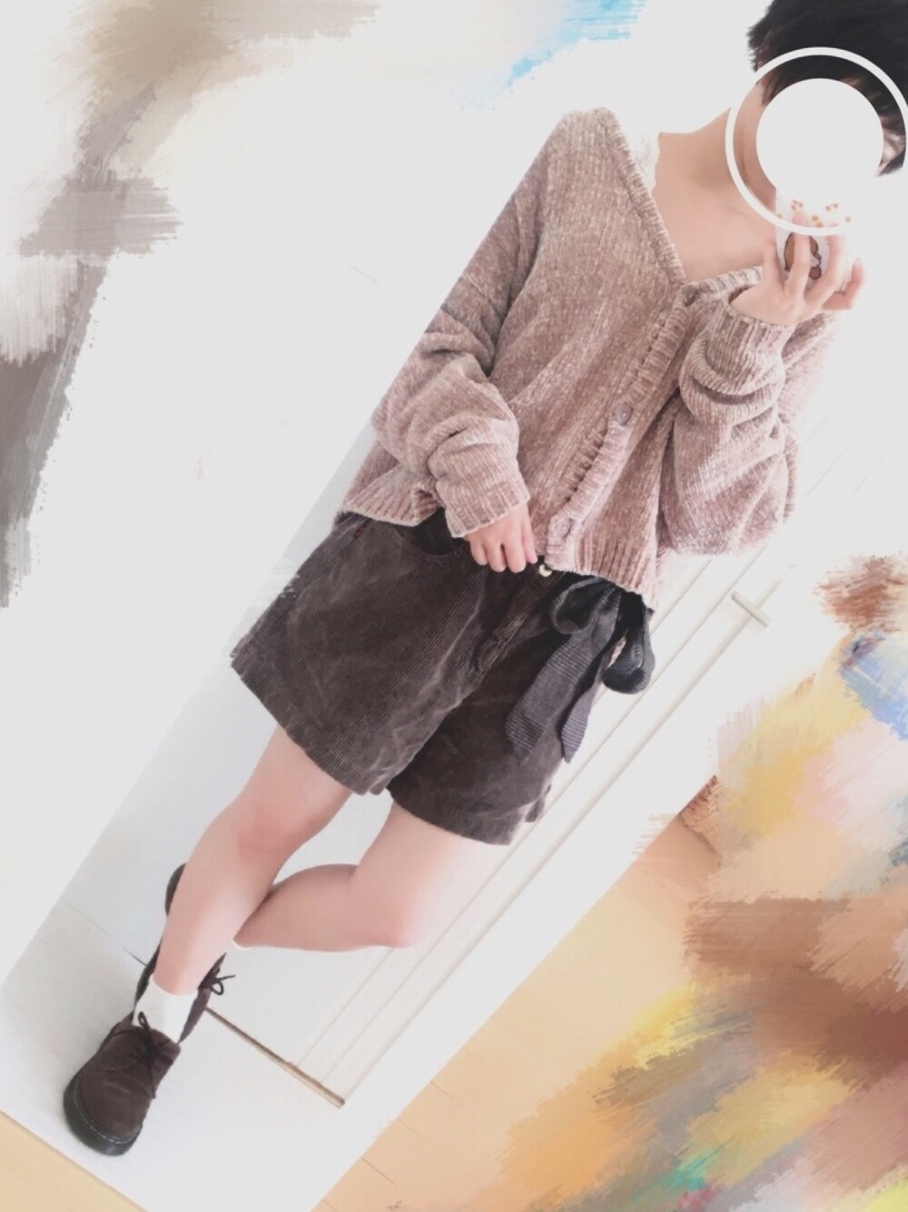 ブラウン系のその他パンツ、ブラウン系のブーツ、グリーン系のその他を着用したレディースの秋コーディネートの1枚目の写真