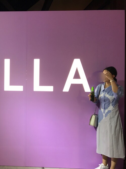 Stella McCartney ホワイト ファラベラ ボックス アルター クロック ショルダー バッグを使った人気ファッションコーディネート
