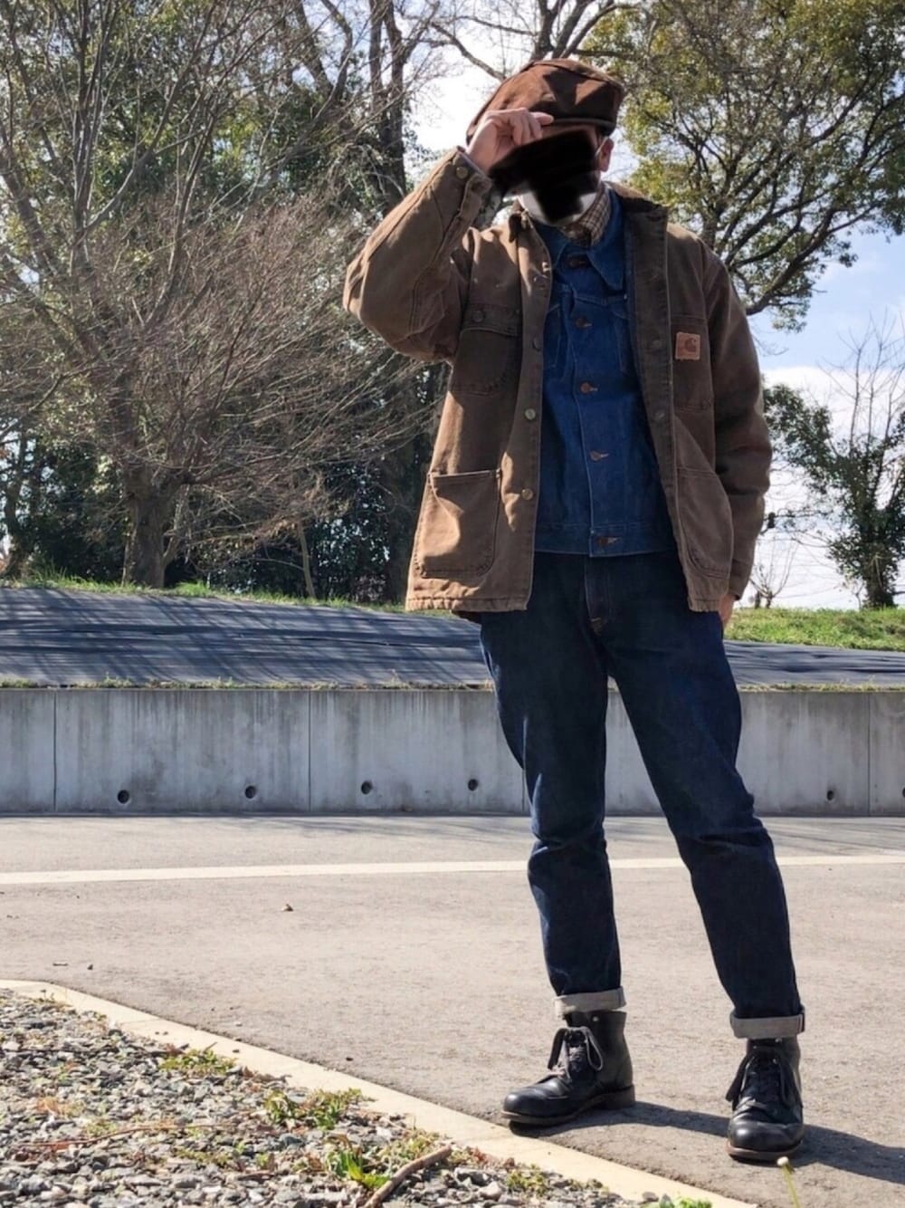ブラック系のブーツ、ブルー系のデニムパンツ、グリーン系のシャツ/ブラウスを着用したメンズの冬コーディネートの1枚目の写真