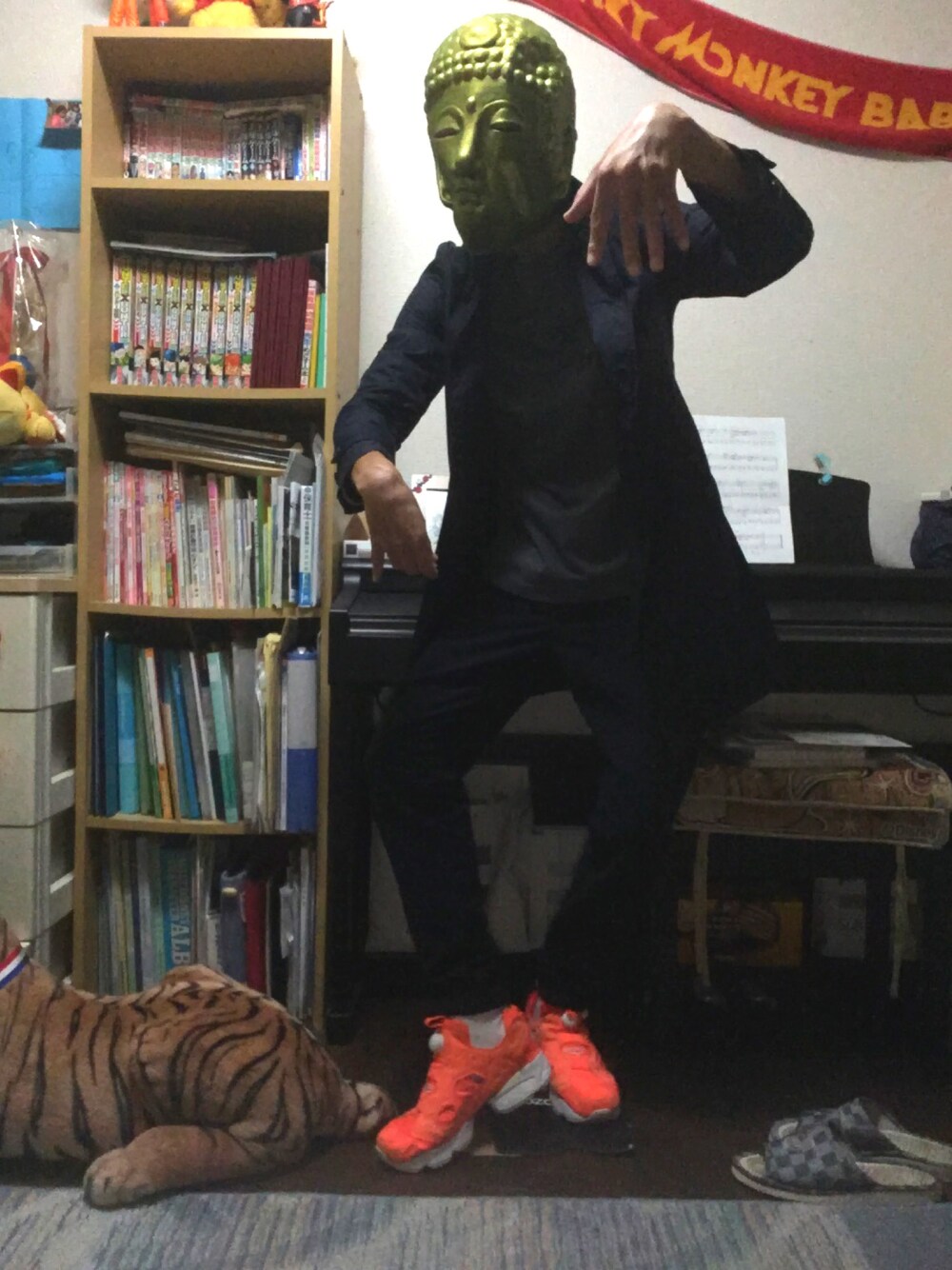 「wearhalloween2017、秋コーデ、モノトーン、オレンジ」｜「だいぶつさまのアイテム（帽子、ゴールド系）」を使った、T.HRSWさん（メンズ・170cm）の秋コーディネートの1枚目の写真
