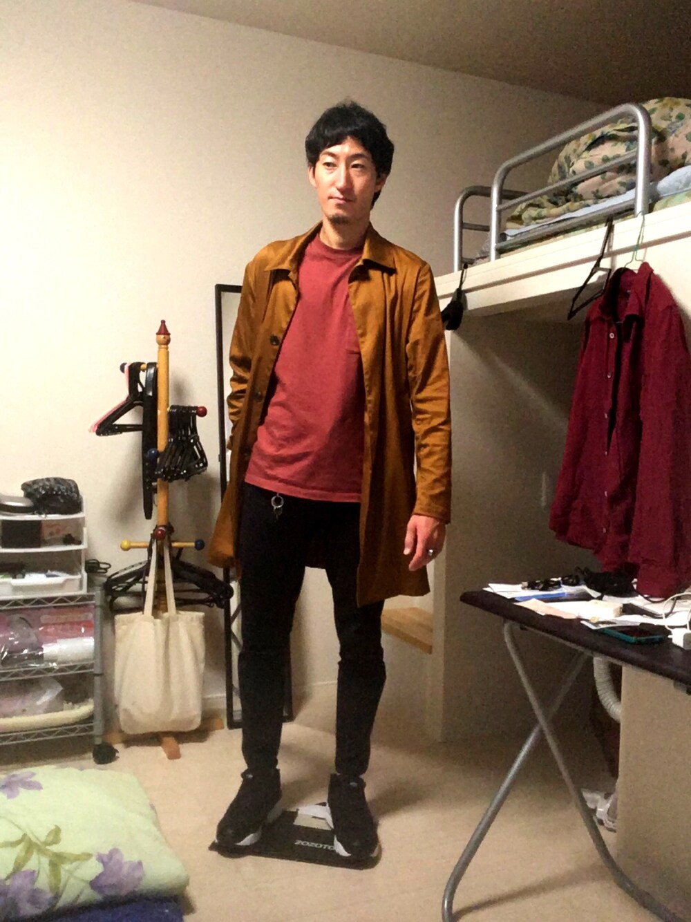 「秋のブラウンスタイル、ステンカラーコート、秋コーデ、スニーカー、リーボック(Reebok)」｜「STUDIOUSの【STUDIOUS】ストレッチサテンステンカラーコート（ステンカラーコート、ブラウン系）」を使った、T.HRSWさん（メンズ・170cm）の秋コーディネートの1枚目の写真