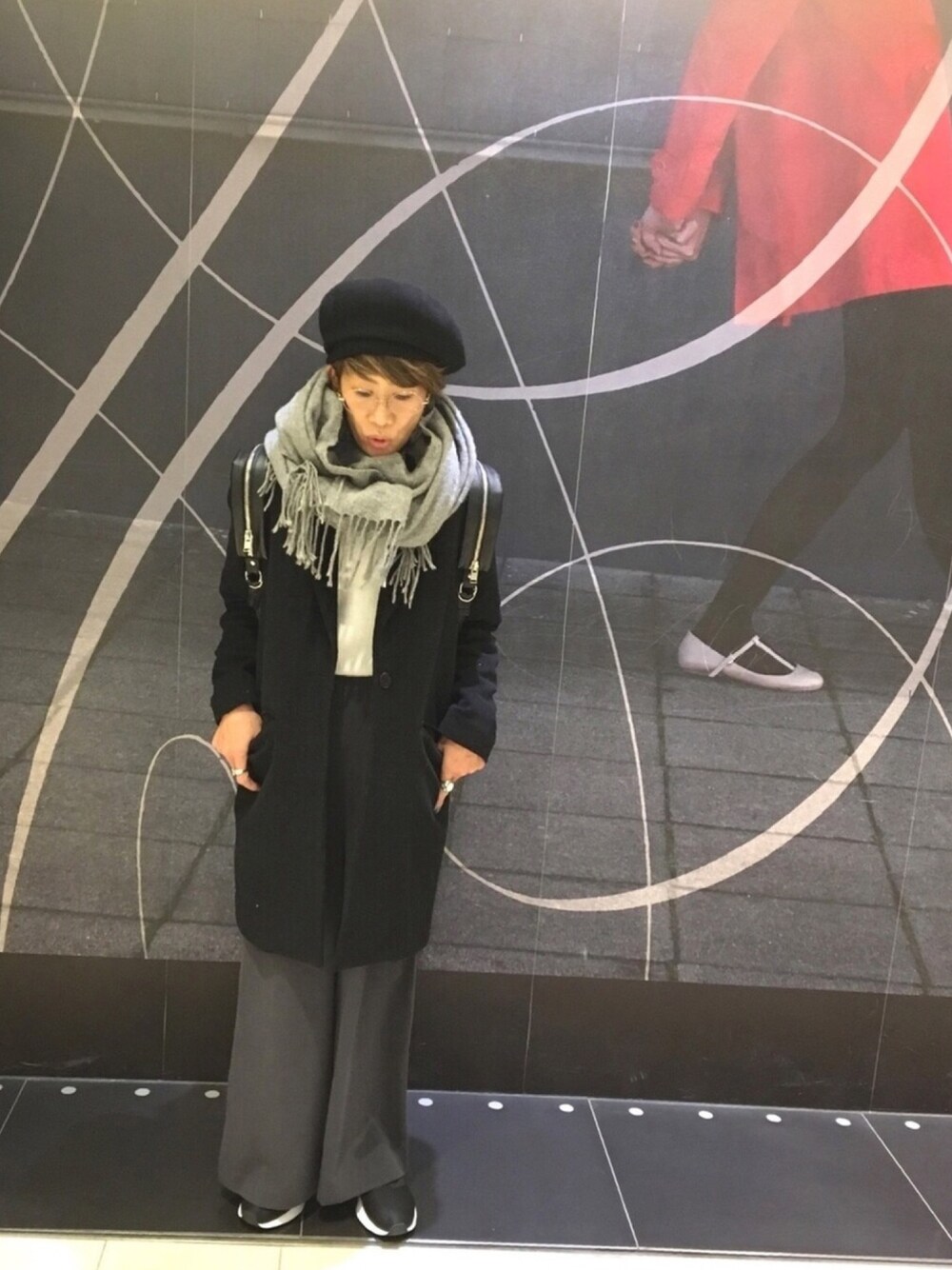 「オトナカジュアル、冬コーデ、ゆるコーデ、黒、ワイドパンツ、モノトーン、3歳、ユニバーサルスタジオジャパン」｜「NANO universeのアイテム（ストール/ショール、グレー系）」を使った、yazawa193さん（レディース・165cm）の冬コーディネートの1枚目の写真