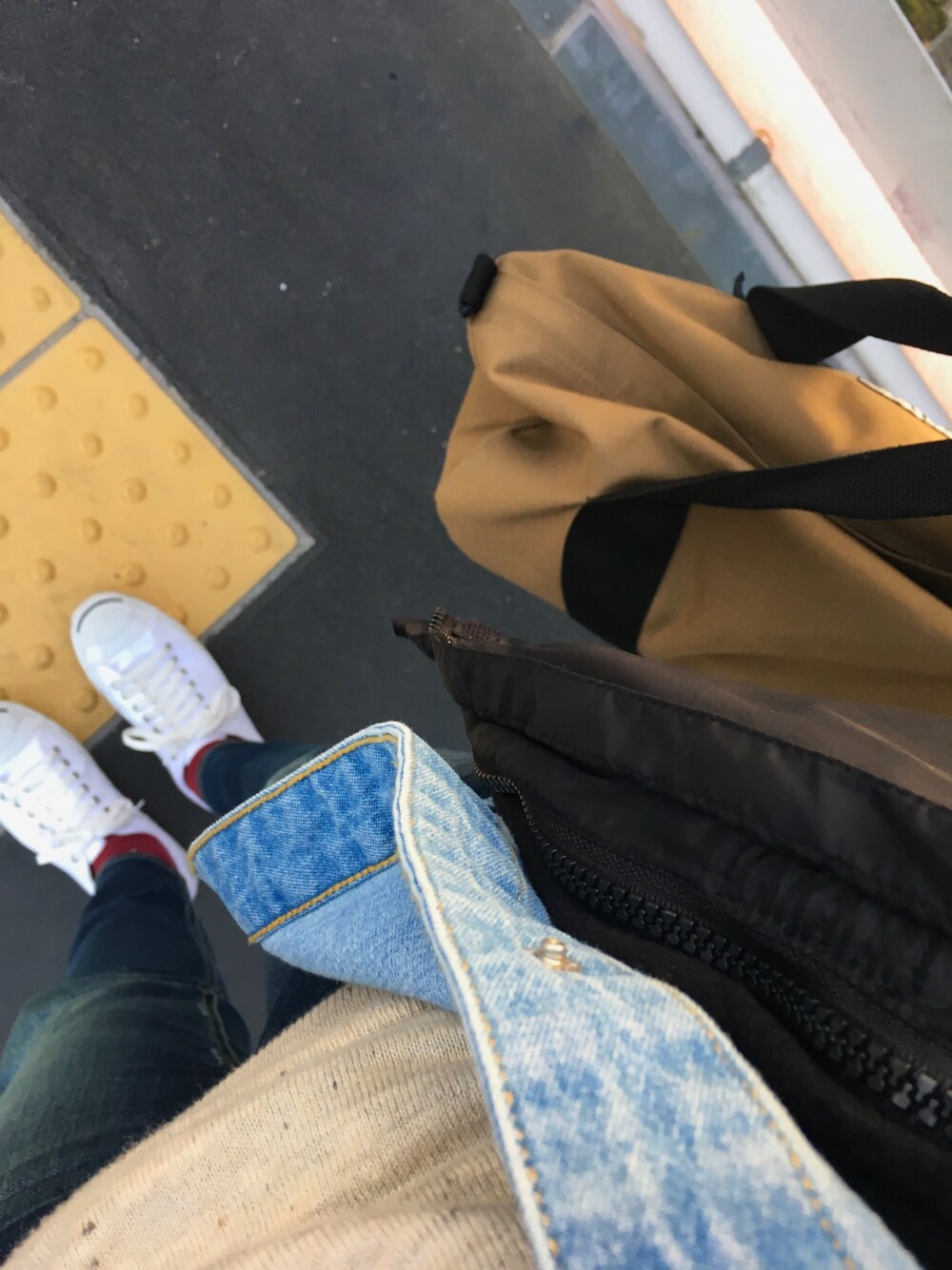 「車校、古着スタイル、スリムデニム、親知らず抜きました、それにしても寒い、靴下もちょっと見せた❤️、ジャックパーセル、やっぱり歯が痛い、明日は課題」｜「American Eagleのスキニーエクストリームフレックスジーンズ（デニムパンツ、ブルー系）」を使った、Minsさん（メンズ・176cm）の冬コーディネートの1枚目の写真