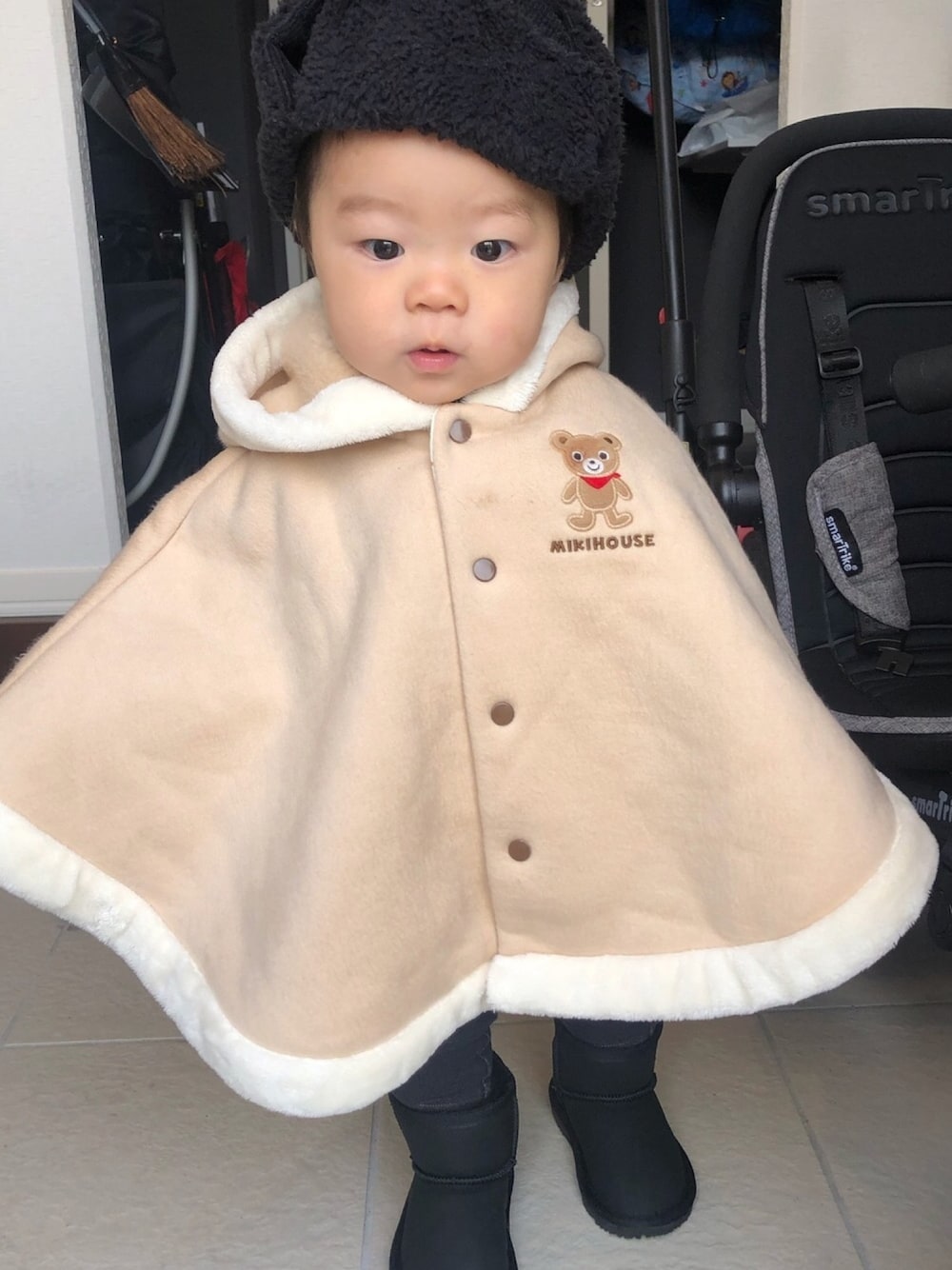 「帽子、ムートン、1歳」｜「MIKI HOUSEのアイテム（ポンチョ、ベージュ系）」を使った、ryumacodeさん（キッズ・70cm）の秋コーディネートの1枚目の写真