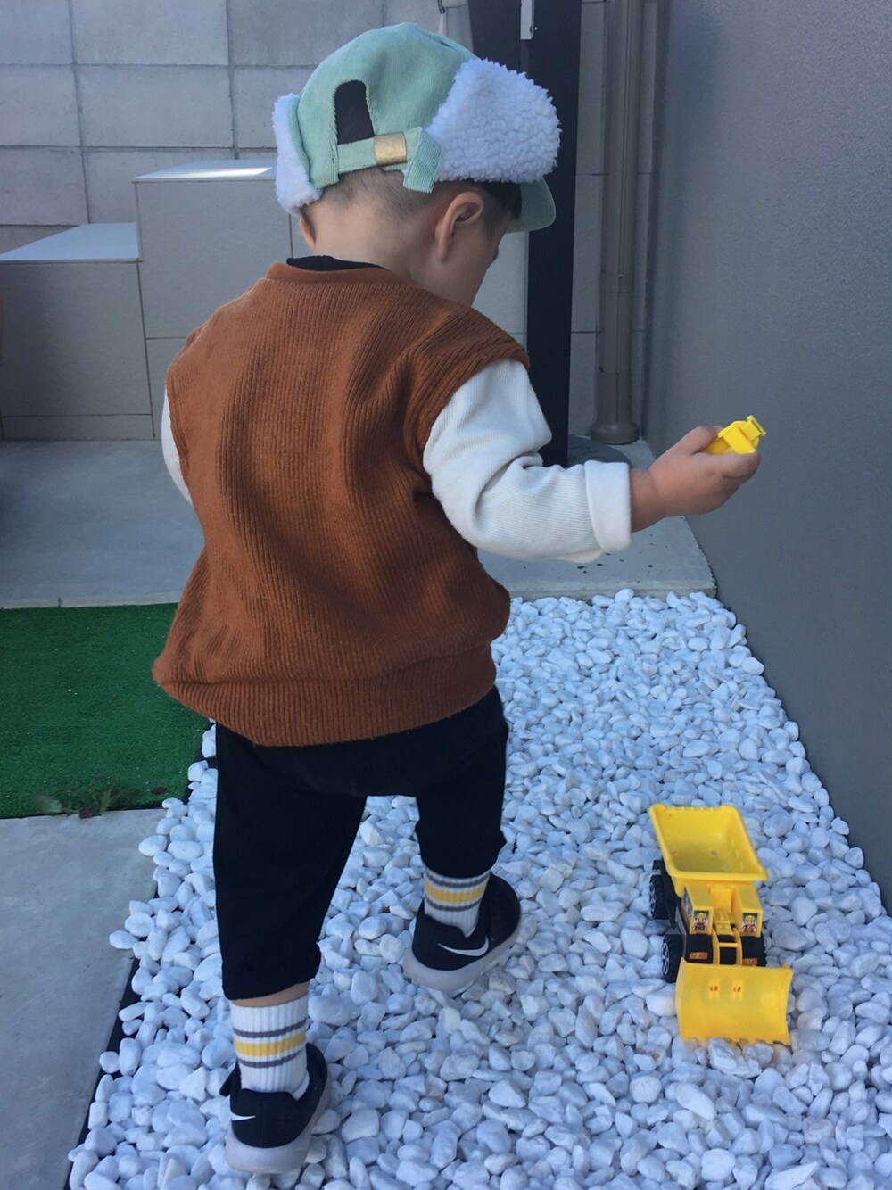 「2歳、キャップ」｜「petit mainのアイテム（その他トップス、ブラウン系）」を使った、ryumacodeさん（キッズ・80cm）の秋コーディネートの1枚目の写真