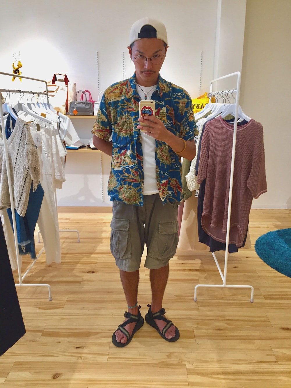 「alohashirt、used mix」｜「The Factory Madeのアイテム（キャップ、ベージュ系）」を使った、TAISHIさん（メンズ・172cm）の春コーディネートの1枚目の写真