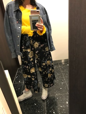 「花柄パンツ」｜「アイテム（デニムジャケット）」を使った、ごっとんさん（レディース・159cm）の春コーディネート