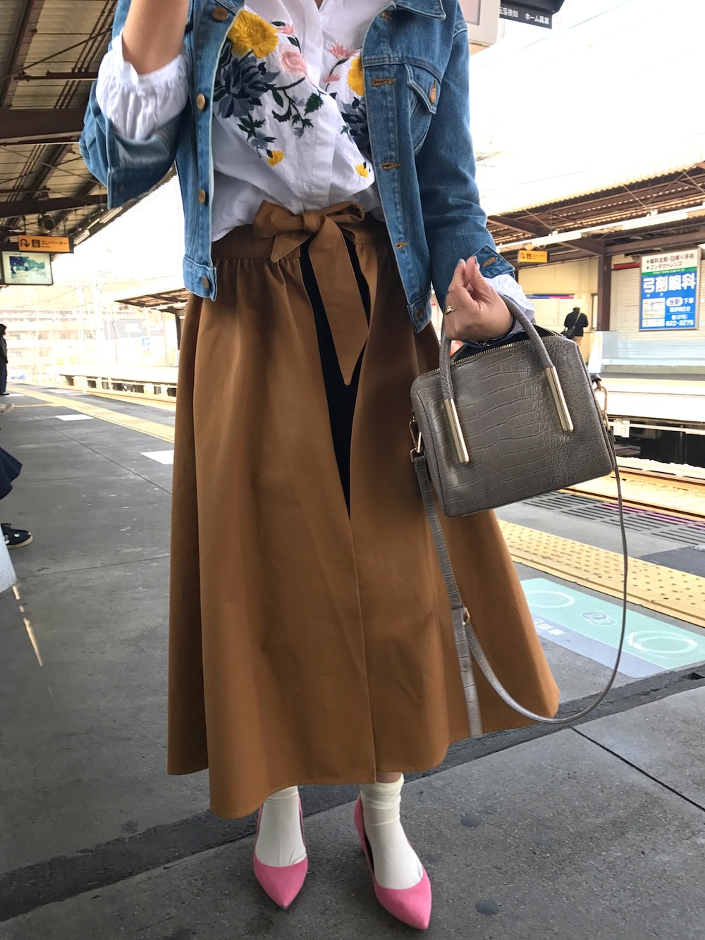 「休日スタイル、春コーデ、Gジャン、Awfully、AMERI、ピンクパンプス、刺繍ブラウス、ZARA、くつした×パンプス」｜「AmeriのNATALIE 2WAY FLARE SKIRT（スカート、イエロー系）」を使った、mu-さん（レディース・160cm）の春コーディネートの1枚目の写真