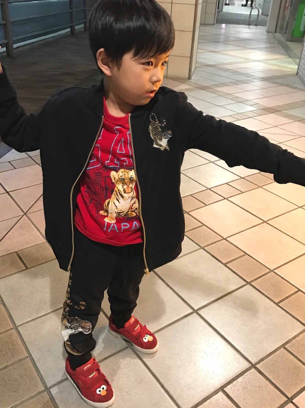 「プチプラ、虎、タイガー、ヤンキー、ジャージ、kids、赤×黒、男子、いかつい」｜「GAPのアイテム（Tシャツ/カットソー、レッド系）」を使った、mu-さん（キッズ・110cm）の春コーディネートの1枚目の写真