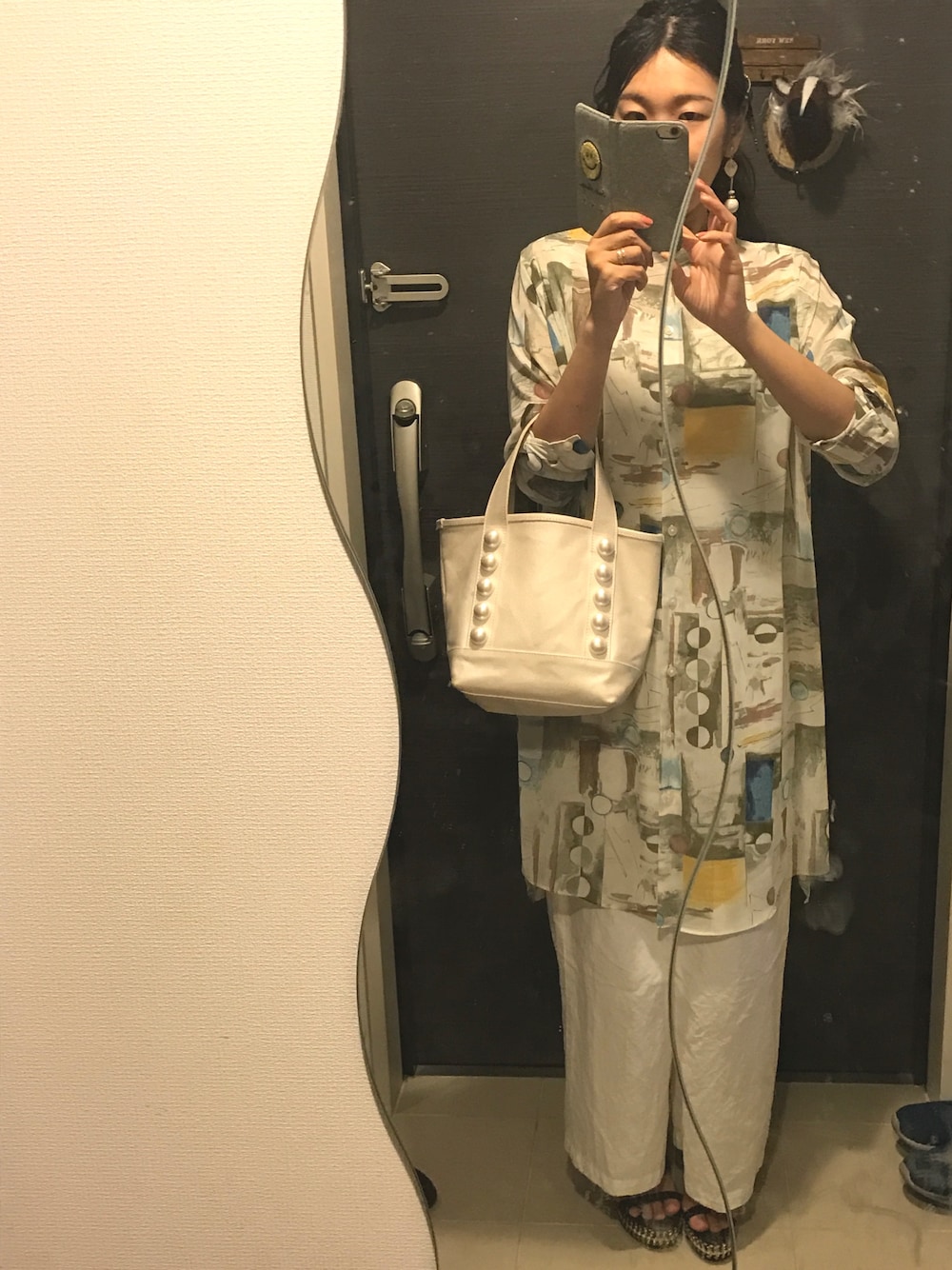 「初夏、ホワイトパンツ、幾何学柄、ロングシャツ、ワイドパンツ、ゆるずる、サンダル、ひっつめヘア」｜「CLANEのPAINTING ART LONG SHIRT（Tシャツ/カットソー、グリーン系）」を使った、mu-さん（レディース・160cm）の春コーディネートの1枚目の写真