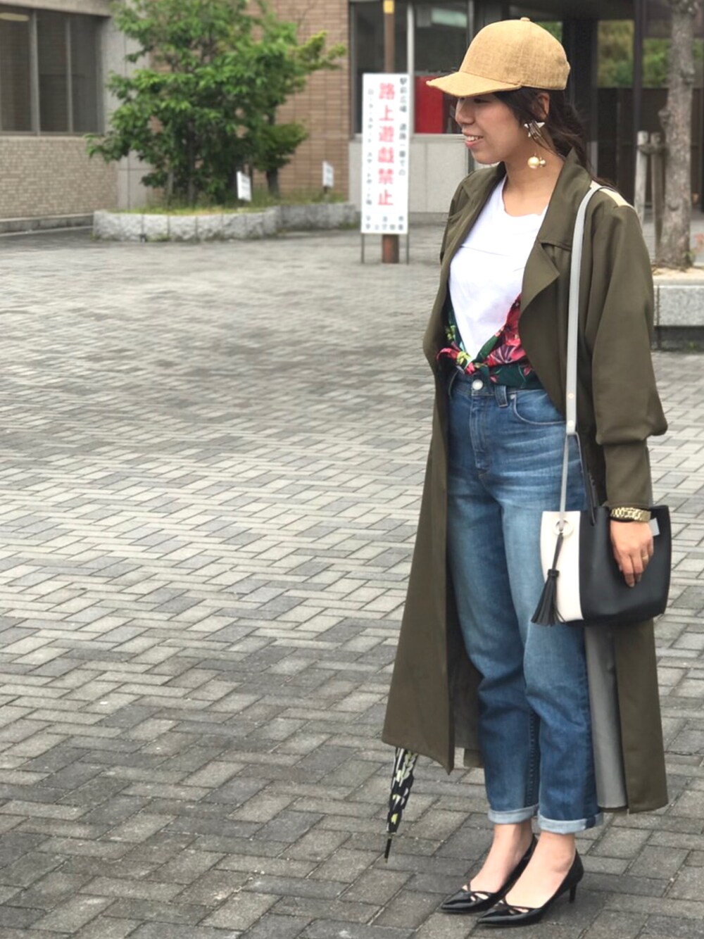 「カジュアルコーデ、キャップ、レイヤードTシャツ、ビキニ、ビスチェ、ハイウエストデニム、ヤヌーク、amerivintage、ロングトレンチコート、バックフレア」｜「AmeriのSUMMER 6PANEL STITCH CAP（キャップ、その他）」を使った、mu-さん（レディース・160cm）の春コーディネートの1枚目の写真