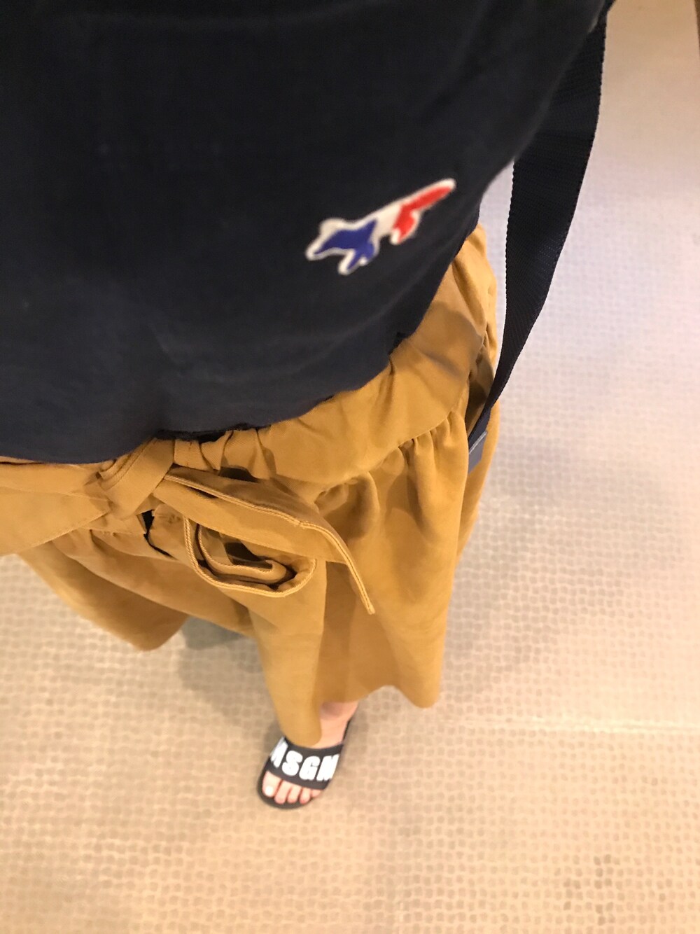「カジュアルコーデ、オカンコーデ、シャワーサンダル、Ameri vintage、メゾンキツネ、MSGM」｜「AmeriのNATALIE 2WAY FLARE SKIRT（スカート、イエロー系）」を使った、mu-さん（レディース・160cm）の春コーディネートの1枚目の写真