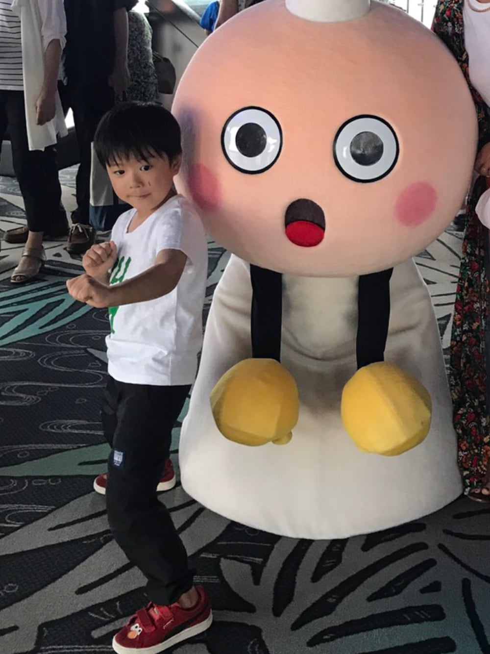 「ゆるキャラ、キッズコーデ、夏、シンプル、おとこのこ、5歳、uu、ユニクロアンダーカバー、ねこT、ナイロンパンツ」｜「たわわちゃんのアイテム（フィギュア、その他）」を使った、mu-さん（キッズ・110cm）の夏コーディネートの1枚目の写真