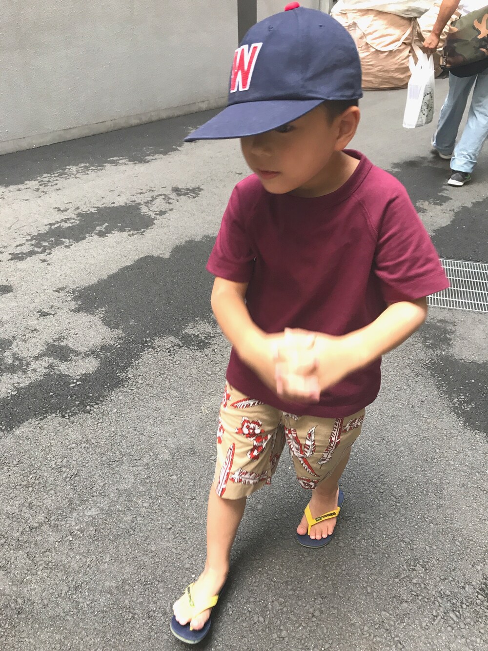 「kids、夏、シンプルコーデ、休日スタイル、おとこのこ、5歳、ヤンチャ、アロハ柄、秋色、ビーサン」｜「GUのアイテム（Tシャツ/カットソー、レッド系）」を使った、mu-さん（キッズ・110cm）の夏コーディネートの1枚目の写真