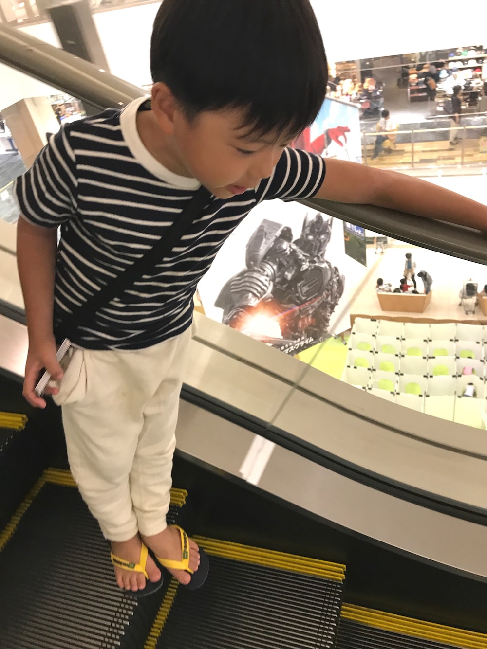 「おとこのこ、シンプル、カジュアルコーデ、男の子、ボーダー、白パンツ、ビーサン、5歳、120cm、休日スタイル」｜「FITHのアイテム（Tシャツ/カットソー、ブルー系）」を使った、mu-さん（キッズ・110cm）の夏コーディネートの1枚目の写真
