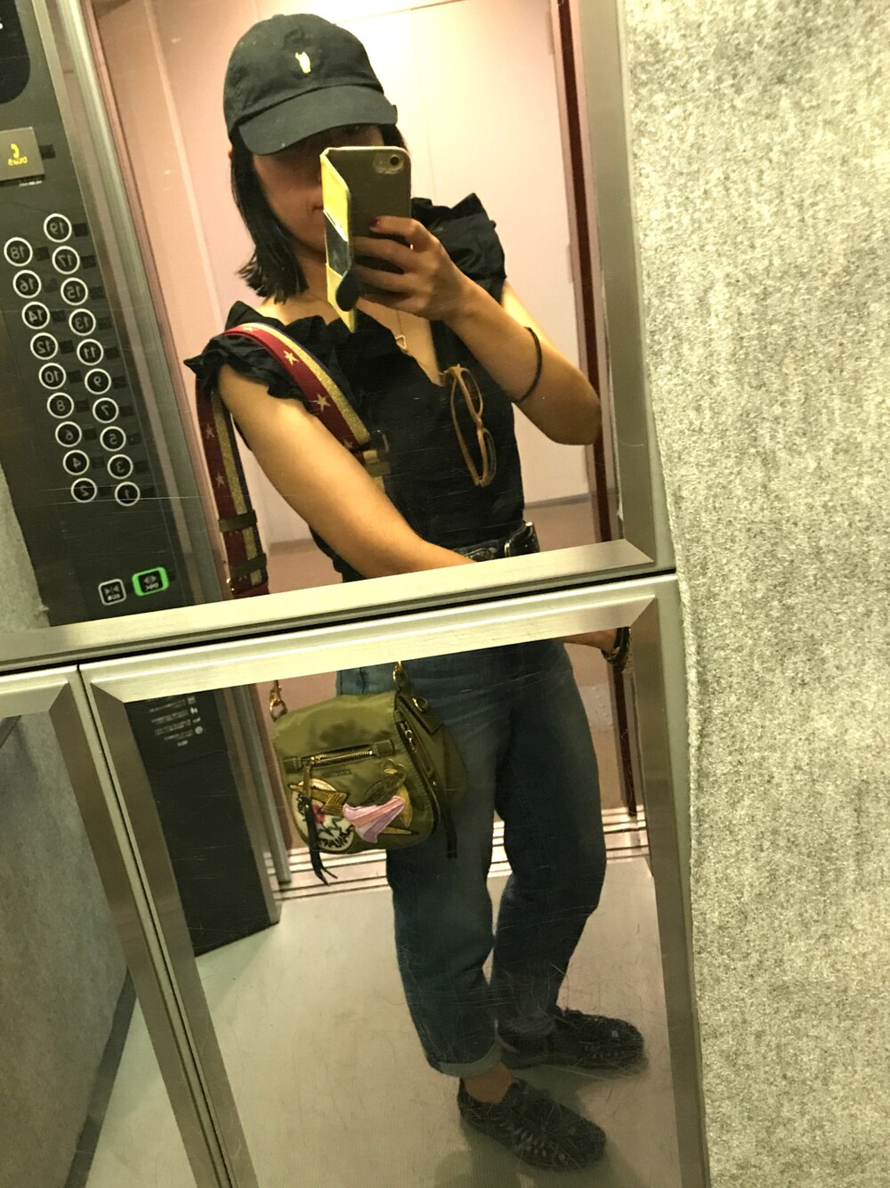 ブルー系のデニムパンツ、ブラック系のサンダル、ブラック系のTシャツ/カットソーを着用したレディースの夏コーディネートの1枚目の写真