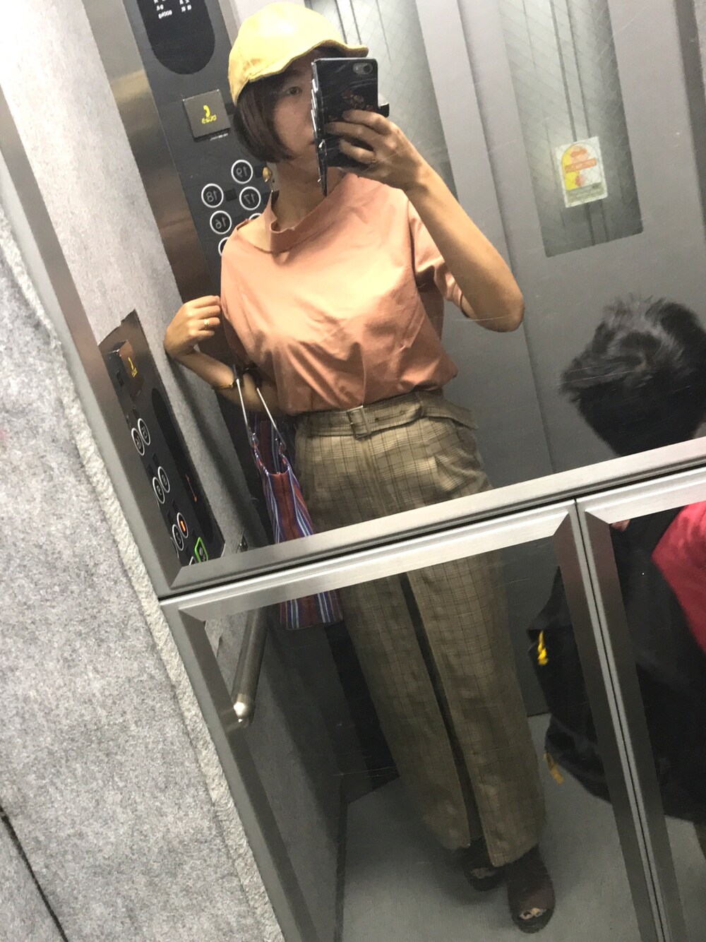 「キャップ、アシメ、肩あき、チェックパンツ」｜「Ameriの2WAY CONVENIENCE PANTS（その他パンツ、ブラウン系）」を使った、mu-さん（レディース・161cm）の夏コーディネートの1枚目の写真