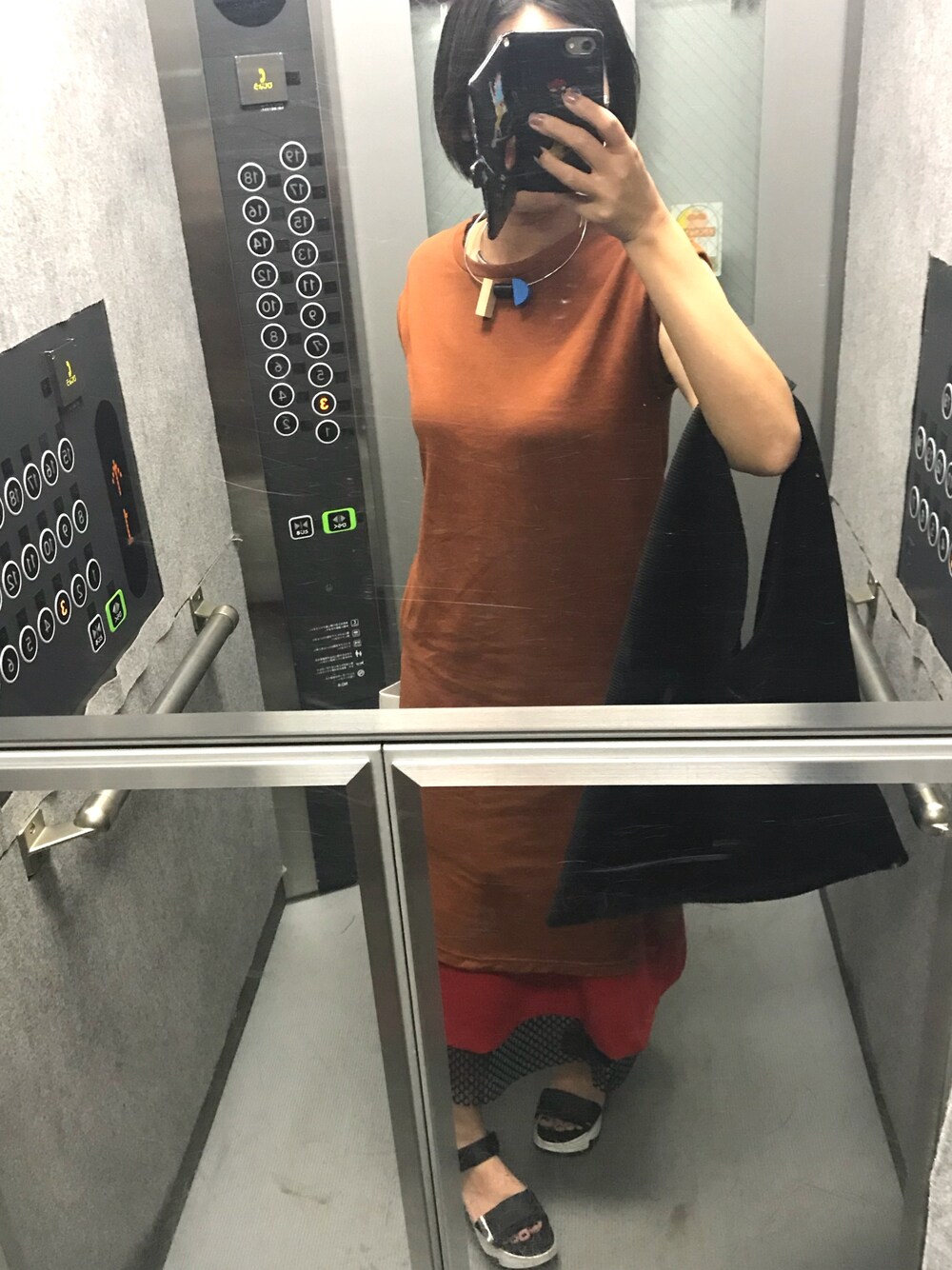「休日スタイル、暑い日、ノースリーブ、レイヤード、おおぶりネックレス」｜「GUのアイテム（ワンピース、ブラウン系）」を使った、mu-さん（レディース・161cm）の夏コーディネートの1枚目の写真