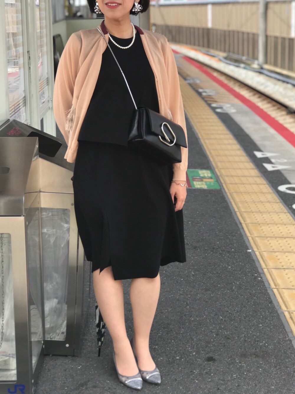 「結婚式、およばれ、黒ワンピ、リトルブラックドレス、夏」｜「ENFOLDのPEストレッチミニマルレイヤーDRS（ワンピース、ブラック系）」を使った、mu-さん（レディース・161cm）の夏コーディネートの1枚目の写真