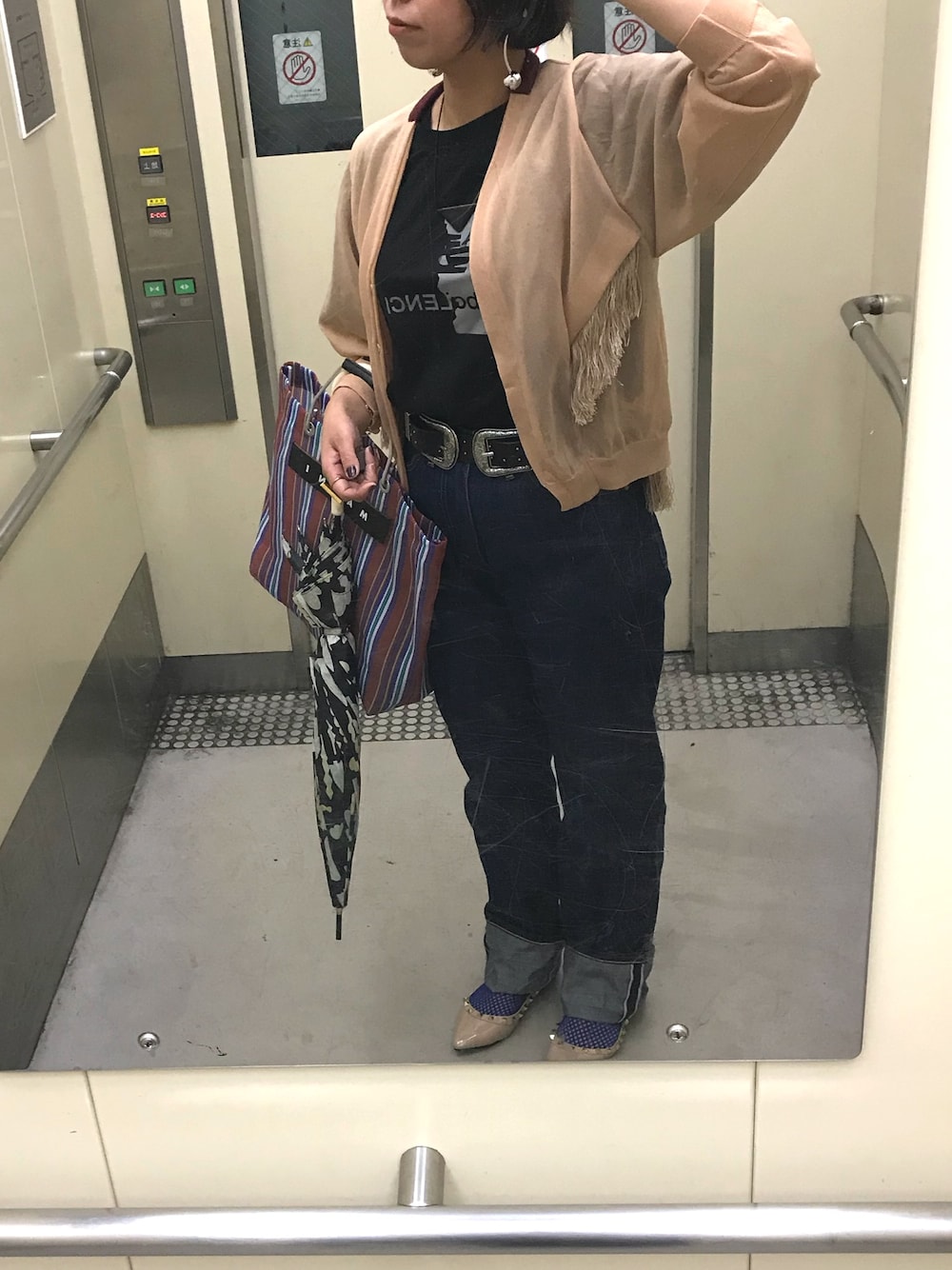 「休日スタイル、Tシャツ×デニム、フラットシューズ、雨の日コーデ、シースルー、レイヤードスタイル」｜「Levi'sのLEVI'S VINTAGE CLOTHING/リーバイスヴィンテージクロージング 1950s 701JEAN/リジットセルビッチデニム                 （デニムパンツ、ブルー系）」を使った、mu-さん（レディース・161cm）の夏コーディネートの1枚目の写真