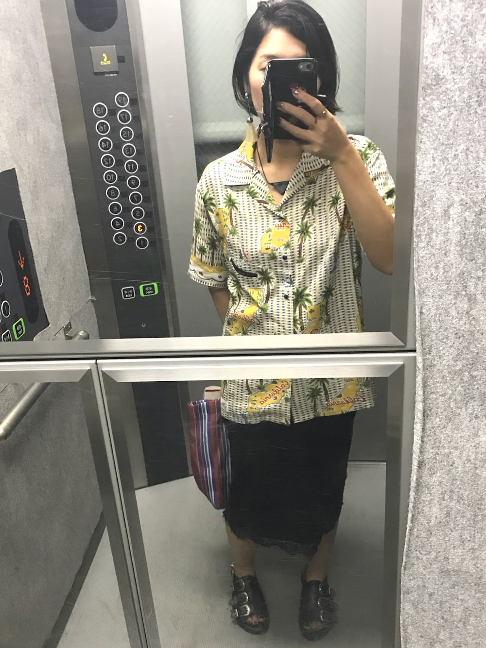 「アロハシャツ、reyn spooner、レーススカート、イヤリング」｜「TOGA PULLAのTOGA PULLA “Special Print”シャツ（シャツ/ブラウス、ブラウン系）」を使った、mu-さん（レディース・161cm）の夏コーディネートの1枚目の写真