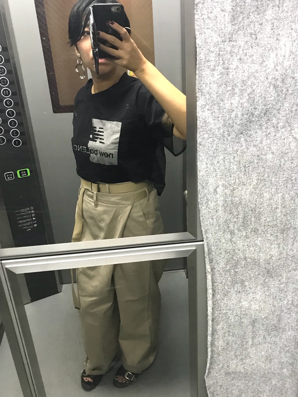 「ショートヘア、チュールトップス、ロゴT、パロディT、黒髪ショート」｜「MAISON EUREKAのmaisoneureka vintage rework chinos（その他パンツ、ベージュ系）」を使った、mu-さん（レディース・161cm）の夏コーディネートの1枚目の写真