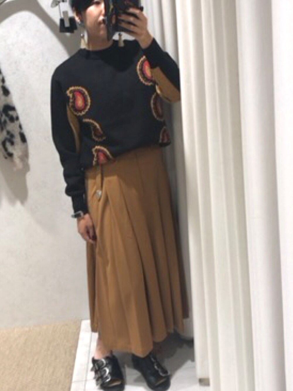「試着室にて」｜「TOGA PULLAのTOGA PULLA “RAYON TWILL”スカート（スカート、ブラウン系）」を使った、mu-さん（レディース・161cm）の夏コーディネートの1枚目の写真