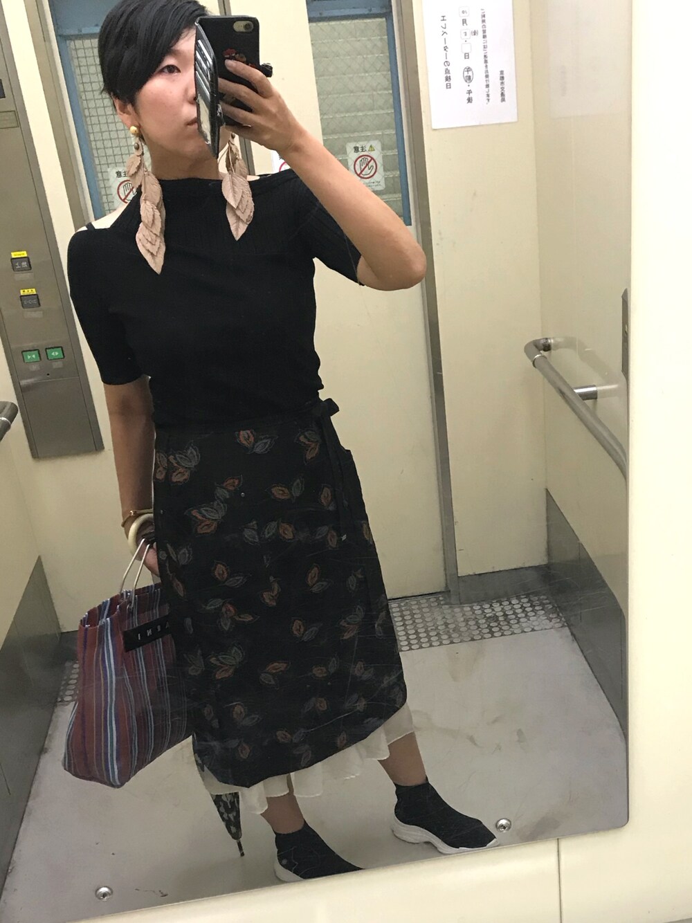 「秋服準備はじめました、休日スタイル、アシンメトリー、レイヤードスカート、ソックススニーカー、おおぶりイヤリング」｜「PONTIのアイテム（スカート、ブラック系）」を使った、mu-さん（レディース・161cm）の秋コーディネートの1枚目の写真