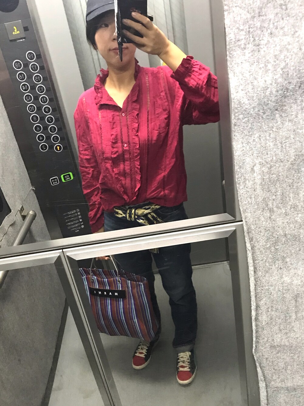「運動会、TOMORROWLAND、プーマクライド」｜「MARANT ETOILEのアイテム（シャツ/ブラウス、レッド系）」を使った、mu-さん（レディース・161cm）の秋コーディネートの1枚目の写真