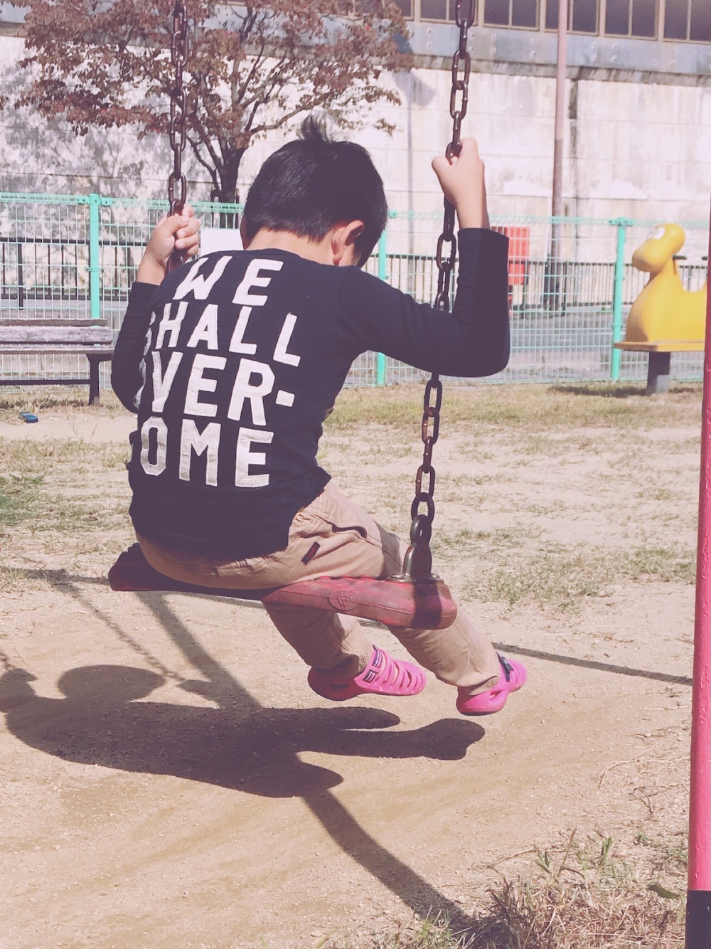 「秋のコーデ、キッズコーデ、男の子コーデ、チノパン、公園、アメカジ」｜「DENIM DUNGAREEのアイテム（Tシャツ/カットソー、ブラック系）」を使った、mu-さん（キッズ・120cm）の秋コーディネートの1枚目の写真