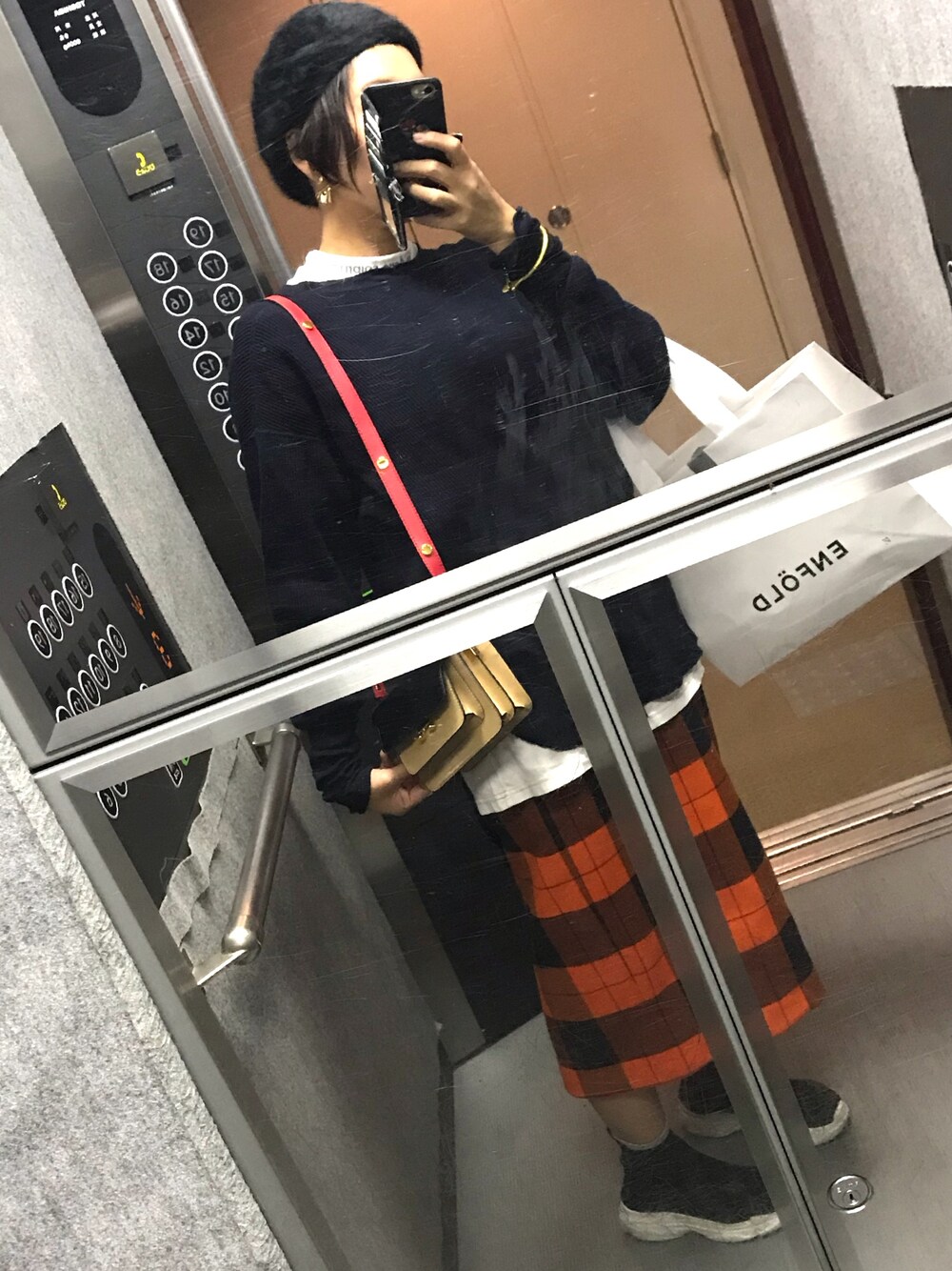「秋コーデ、チェック、休日スタイル、サーマル、マルニ、トランクバッグ、ベレー帽」｜「MARNIのMarni - Trunk ショルダーバッグ マイクロ - women - レザー - ワンサイズ（ショルダーバッグ、ブラック系）」を使った、mu-さん（レディース・161cm）の秋コーディネートの1枚目の写真