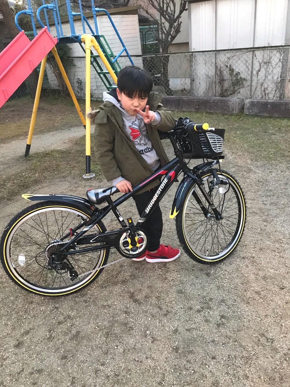 「キッズファッション、スポーツミックス」｜「ReebokのB クラシック フーディー（パーカー、グレー系）」を使った、mu-さん（キッズ・110cm）の冬コーディネートの1枚目の写真