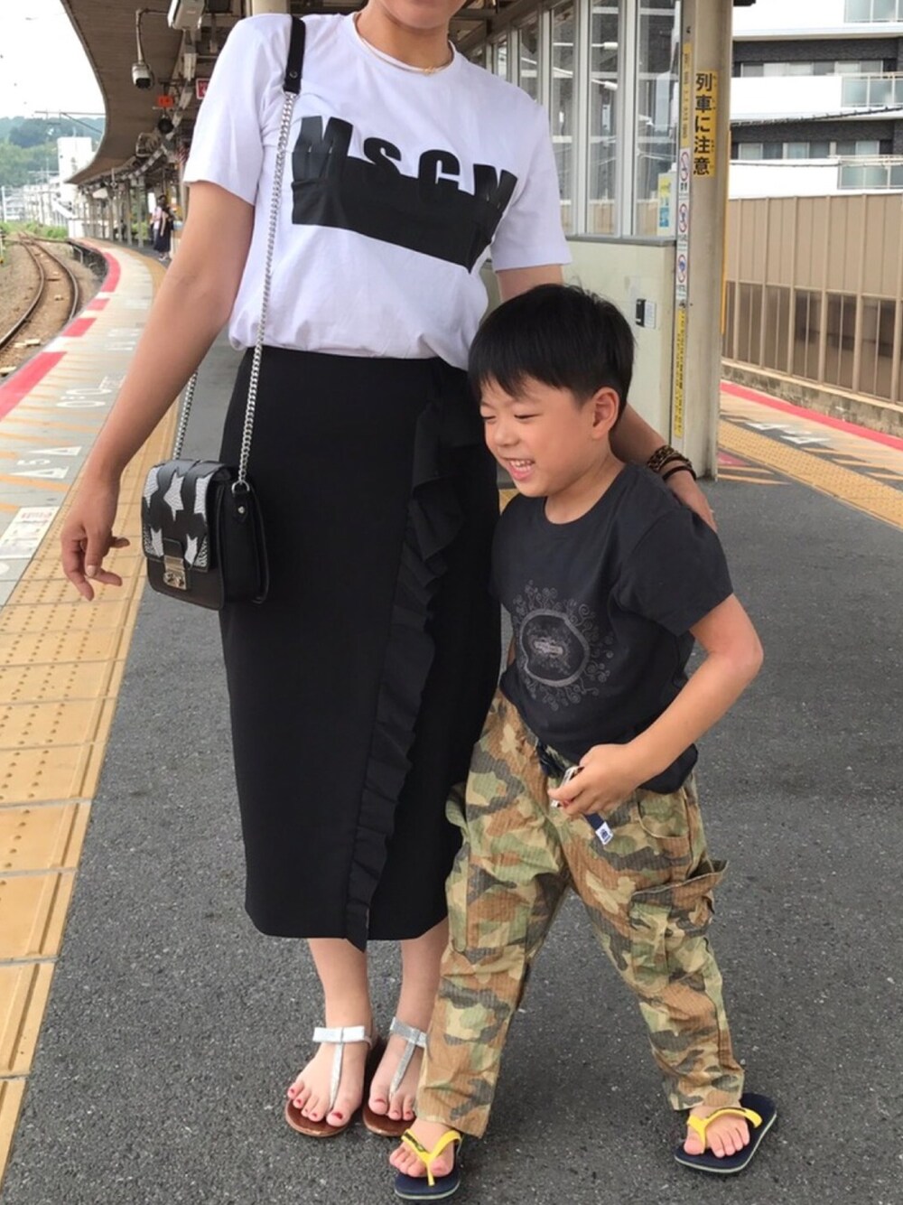 「夏コーデ、おやこーで。、おとこのこ、ビーサン、カモフラ、5歳、おやすみコーデ、☆」｜「atoms for peaceのアイテム（Tシャツ/カットソー、ブラック系）」を使った、mu-さん（キッズ・110cm）の夏コーディネートの1枚目の写真