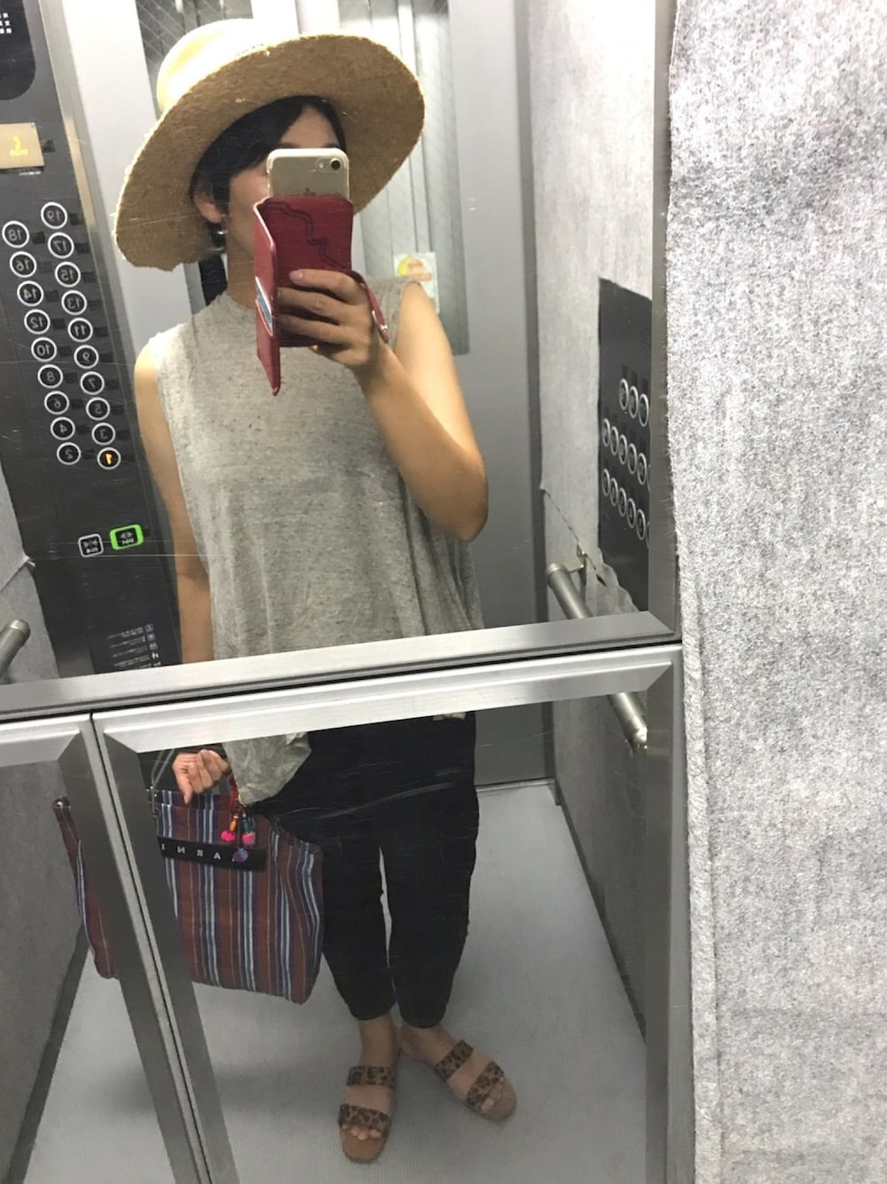 「シンプルコーデ、ワンマイルウェア」｜「ENFOLDのアイテム（Tシャツ/カットソー、グレー系）」を使った、mu-さん（レディース・161cm）の夏コーディネートの1枚目の写真