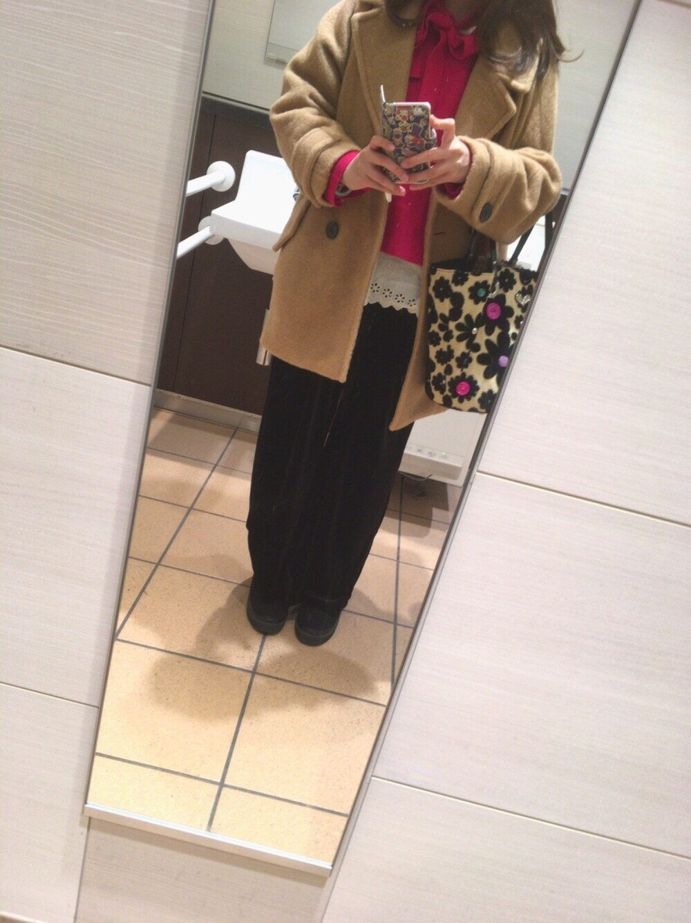 ブラック系のその他パンツ、ベージュ系のトートバッグ、ベージュ系のダウンジャケット/コートを着用したレディースの冬コーディネートの1枚目の写真