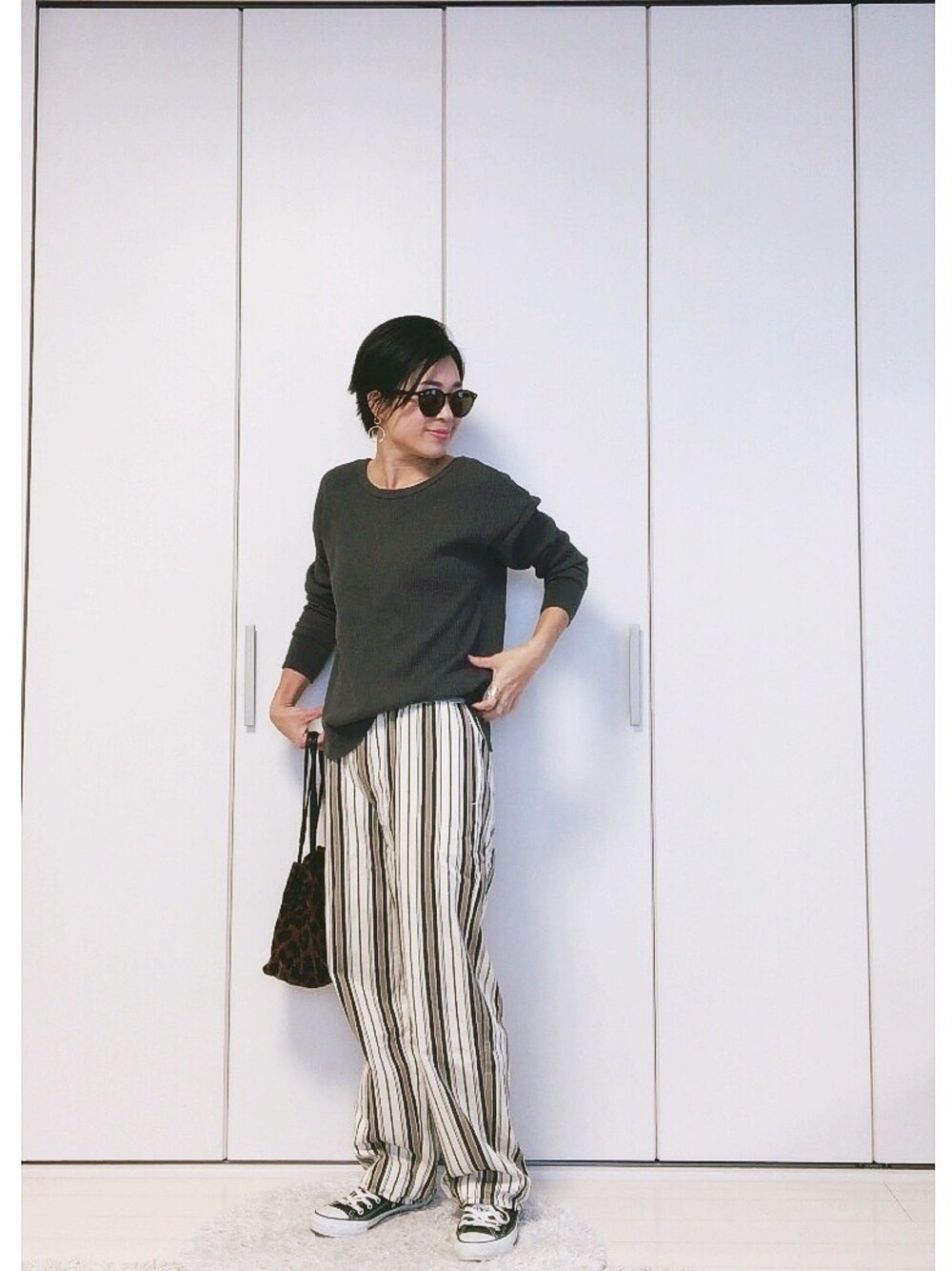 「ワッフル、背中あき、ワイドパンツ、ストライプ、ストライプパンツ、レオパード、スニーカー、ラフ」｜「SENSE OF PLACE by URBAN RESEARCHの2wayワッフルプルオーバー（Tシャツ/カットソー、ブラック系）」を使った、yumi_mamaさん（レディース・159cm）の秋コーディネートの1枚目の写真